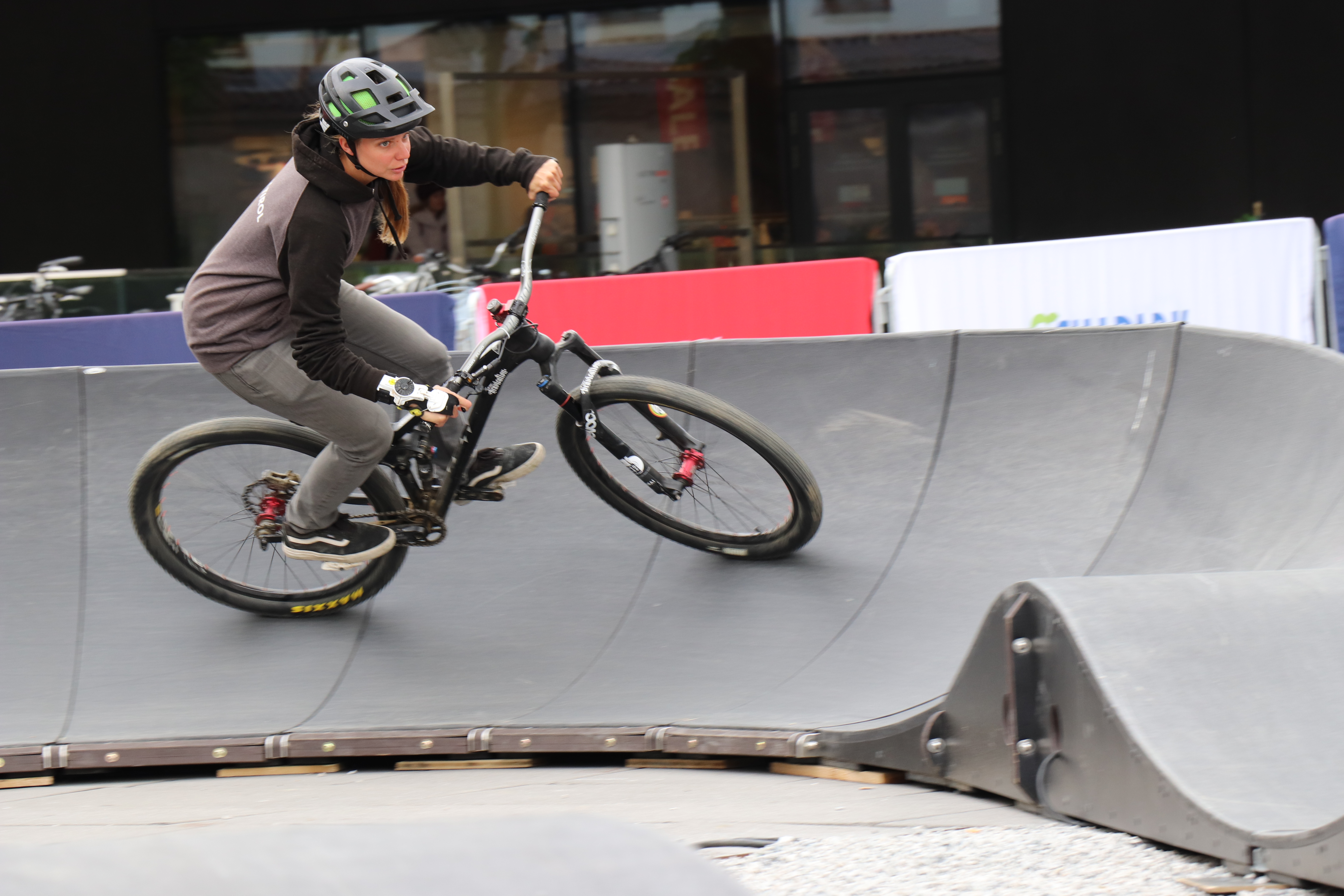 Bis zum 20. Juni steht das Angebot vor dem Sillpark für alle Interessierten zur Verfügung. Während den Öffnungszeiten – täglich von 09.00 bis 20.00 Uhr – kann der Pumptrack befahren werden.