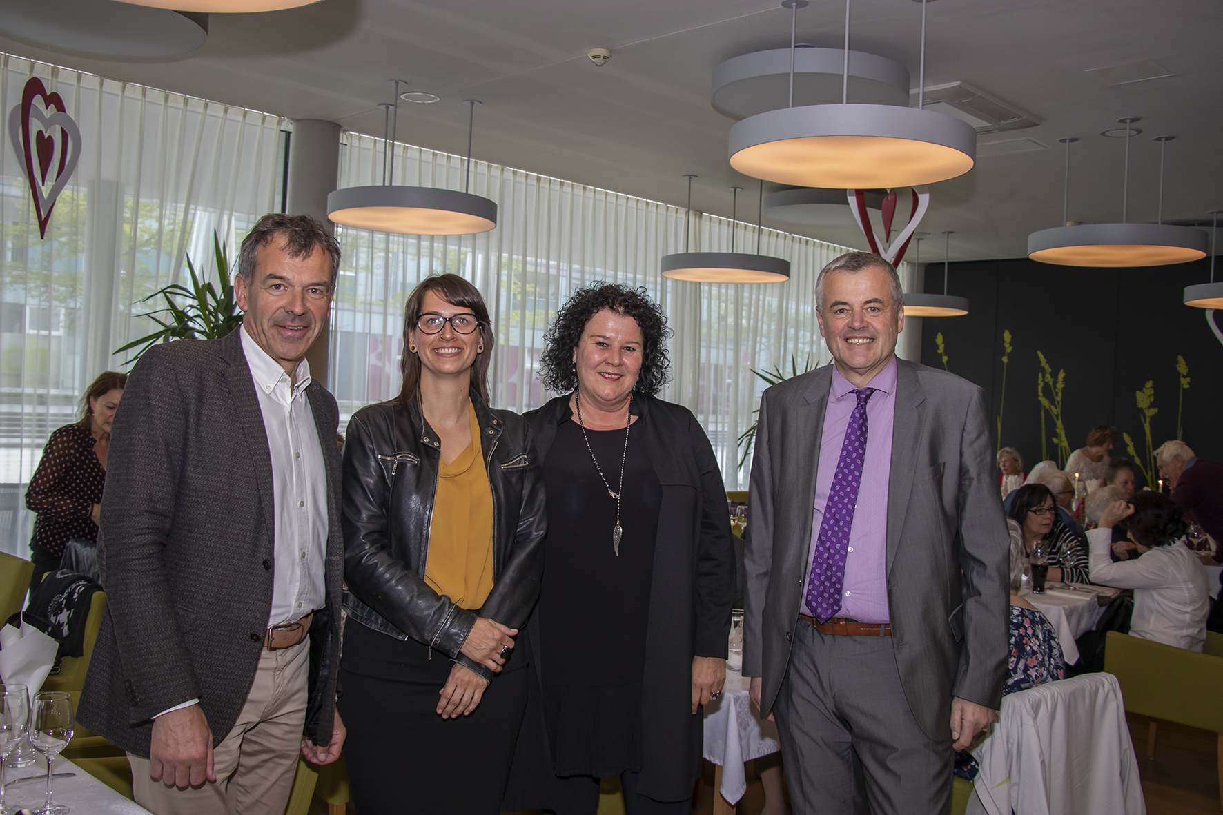 Zahlreiche Ehrenamtliche unterstützen die Innsbrucker Soziale Dienste (ISD) regelmäßig in ihren Wohn- und Pflegeheimen, der Wohnungslosenhilfe, den Kinder- und Jugendzentren sowie in den Sozial- und Stadtteilzentren der Stadt Innsbruck.  Die ISD bedankte sich kürzlich bei einem festlichen Zusammenkommen bei ihren ehrenamtlichen MitarbeiterInnen. Im Beisein von Bürgermeister Georg Willi (l.), ISD-Geschäftsführer Dr. Hubert Innerebner (r.), Elisabeth Zandanel (3. v. l., Bereichsleiterin ISD-Ehrenamt) sowie Sandra Hell (2. v. l., Zentrale Koordination ISD-Ehrenamt) wurde das Engagement der rund 90 anwesenden Ehrenamtlichen im Restaurant am Tivoli gefeiert. Bei den ISD sind derzeit mehr als 500 freiwillige Helferinnen im Einsatz. Die Aufgaben erstrecken sich vom Zuhören, Reden, Vorlesen und Spielen im Besuchsdienst bei älteren Menschen, über die Begleitung und Unterstützung bei Spaziergängen, Ausflügen oder bei Veranstaltungen bis hin zur Gestaltung von musikalischen und kreativen Aktivierungsgruppen.