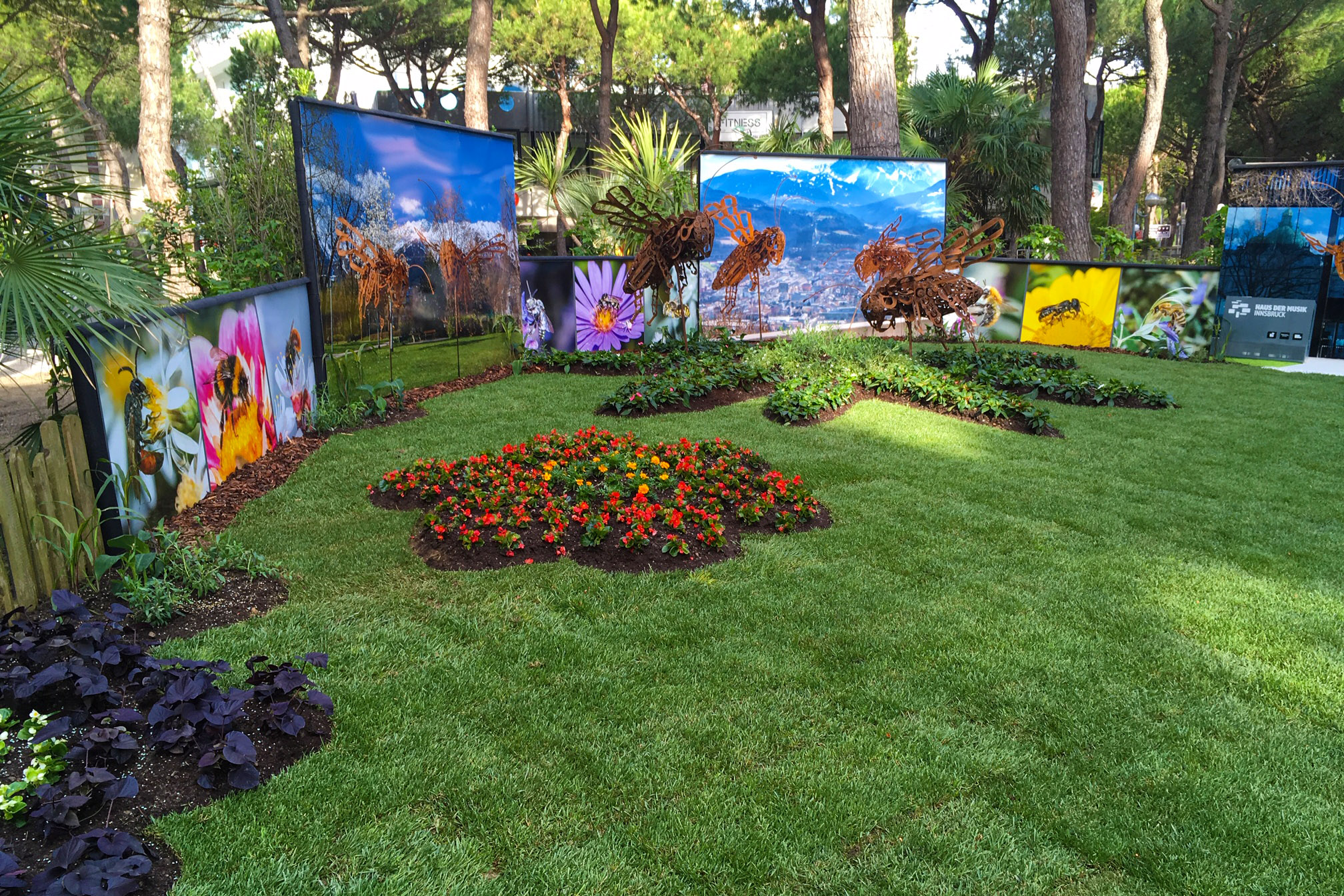 Der Bezug zu Innsbruck wird unter anderem durch die großflächigen Schautafeln hergestellt, auf denen die Bienen vor markanten Innsbrucker Hintergründen zu sehen sind.
