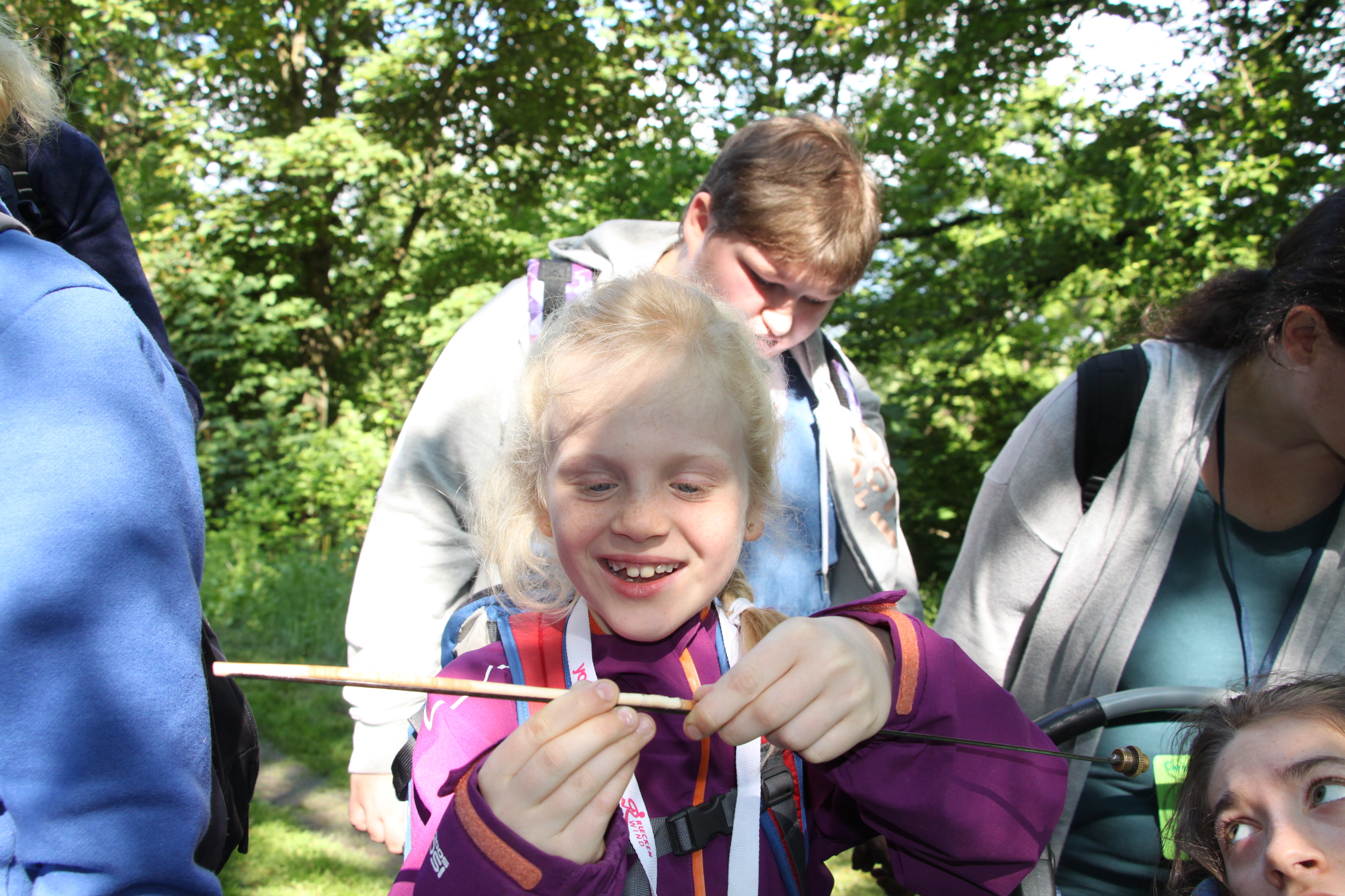 Eine Waldführung der besonderen Art unternahmen im Mai Kinder und Jugendliche der Schule am Inn. Im Rahmen des Waldprojektes „Erde“ brachen 53 SchülerInnen sowie 25 Begleitpersonen und LehrerInnen – angeführt von den Waldpädagogen des Innsbrucker Forstamtes – auf eine Entdeckungsreise mit allen Sinnen in den Auwald beim Baggersee auf. Mit fachlicher Unterstützung pflanzten die Kinder dabei auch Christbäume für die Zukunft.