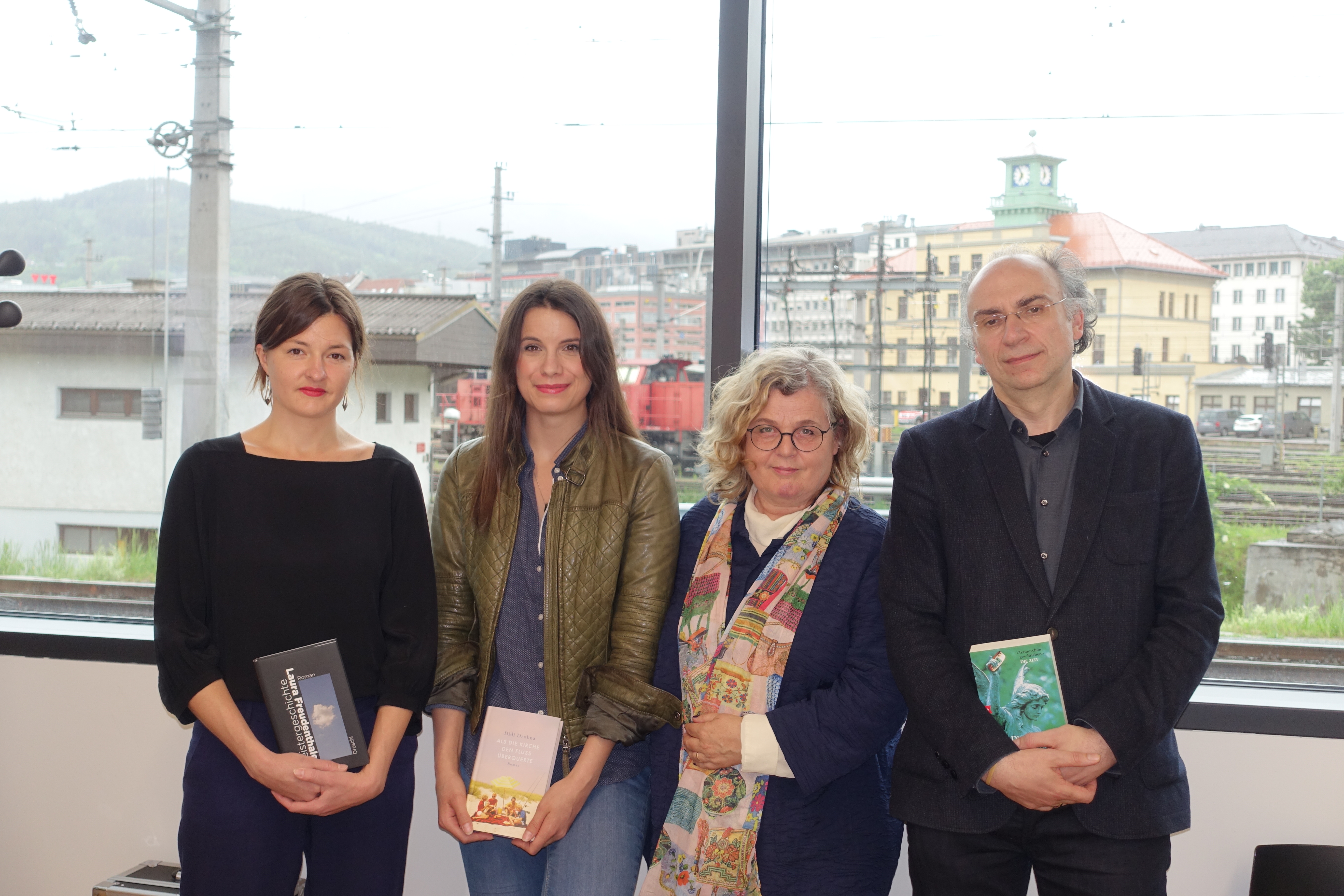 Die städtische Leseaktion "Innsbruck liest 2019" fand am 28. Mai ihren krönenden Abschluss: Die ehemaligen "Innsbruck liest"-Autorinnen Didi Drobna (2016, 2. v.l.) und Dimitré Dinev (2006, 1. v.r.) erzählten von ihren persönlichen Erinnerungen an Innsbruck und lasen aus ihren aktuellen Werken. Die heurige "Innsbruck liest"-Autorin Laura Freudenthaler ("Die Königin schweigt", 1. v.l.) las aus ihrem neuen Roman "Geistergeschichte", der kürzlich mit dem Literaturpreis der Europäischen Uniion ausgezeichnet wurde. Im Bild mit Moderatorin Anna Rottensteiner (Literaturhaus am Inn, 2. v.r.).