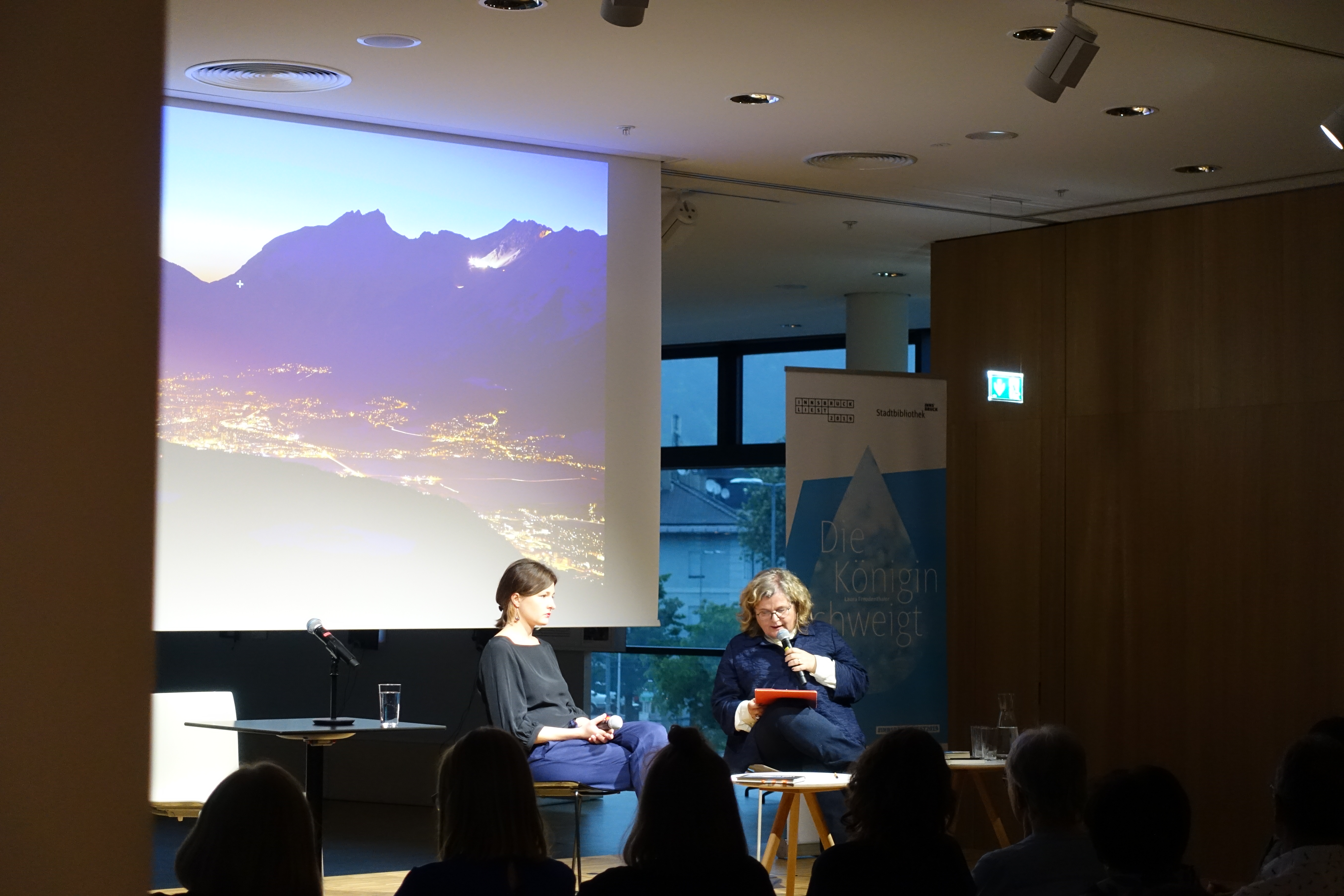 Die städtische Leseaktion "Innsbruck liest 2019" fand am 28. Mai ihren krönenden Abschluss: Die ehemaligen "Innsbruck liest"-Autorinnen Didi Drobna (2016, 2. v.l.) und Dimitré Dinev (2006, 1. v.r.) erzählten von ihren persönlichen Erinnerungen an Innsbruck und lasen aus ihren aktuellen Werken. Die heurige "Innsbruck liest"-Autorin Laura Freudenthaler ("Die Königin schweigt", 1. v.l.) las aus ihrem neuen Roman "Geistergeschichte", der kürzlich mit dem Literaturpreis der Europäischen Uniion ausgezeichnet wurde. Im Bild mit Moderatorin Anna Rottensteiner (Literaturhaus am Inn, 2. v.r.).