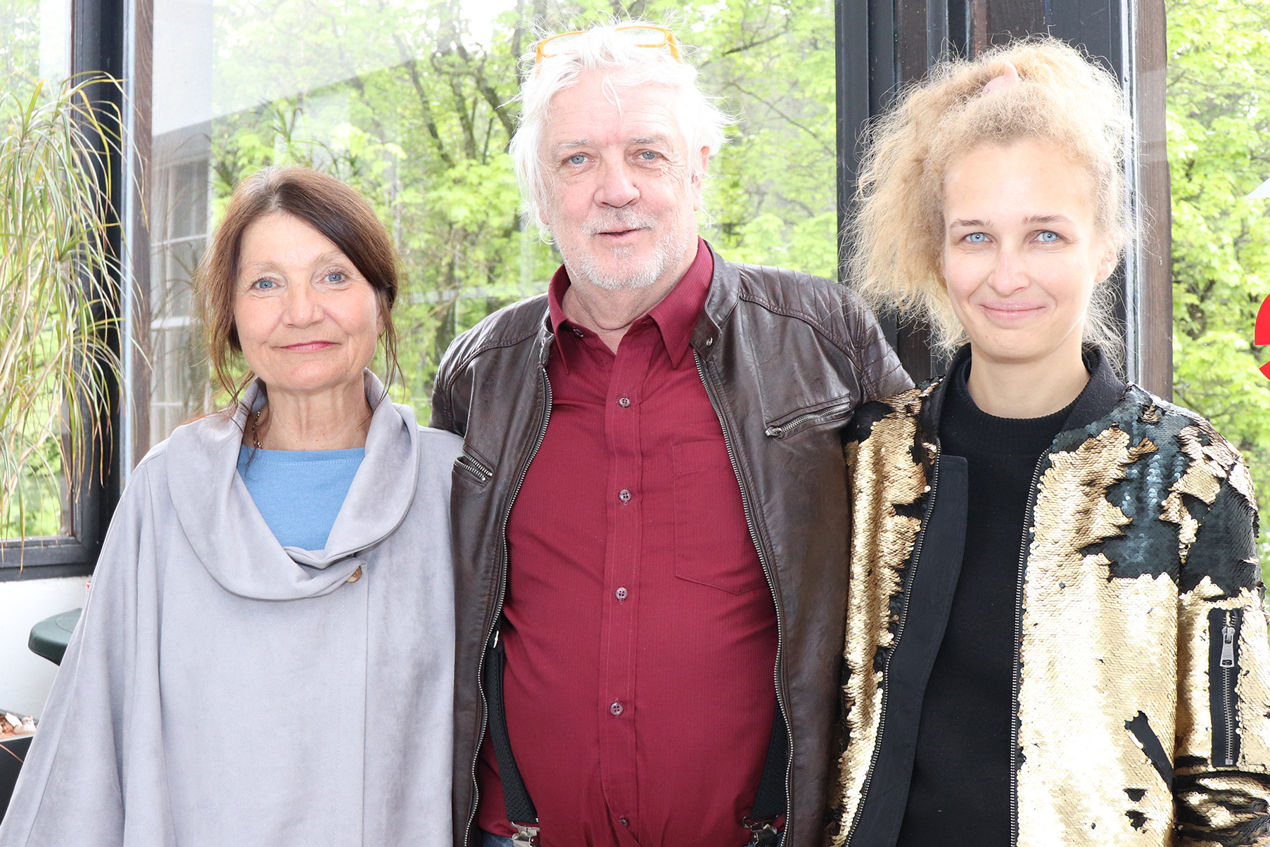 Zum 28. und letzten Mal organisiert Helmut Groschup (M.) heuer das Internationale Filmfestival Innsbruck (IFFI), bevor er an seine Nachfolgerin Anna Ladinig (r.) übergibt. Aus diesem Grund lud Stadträtin Uschi Schwarzl (l.) im Namen der Stadt Innsbruck das Veranstaltungsteam und Filmfreunde zum Mittagessen in die alte Patscherkofel-Talstation ein.