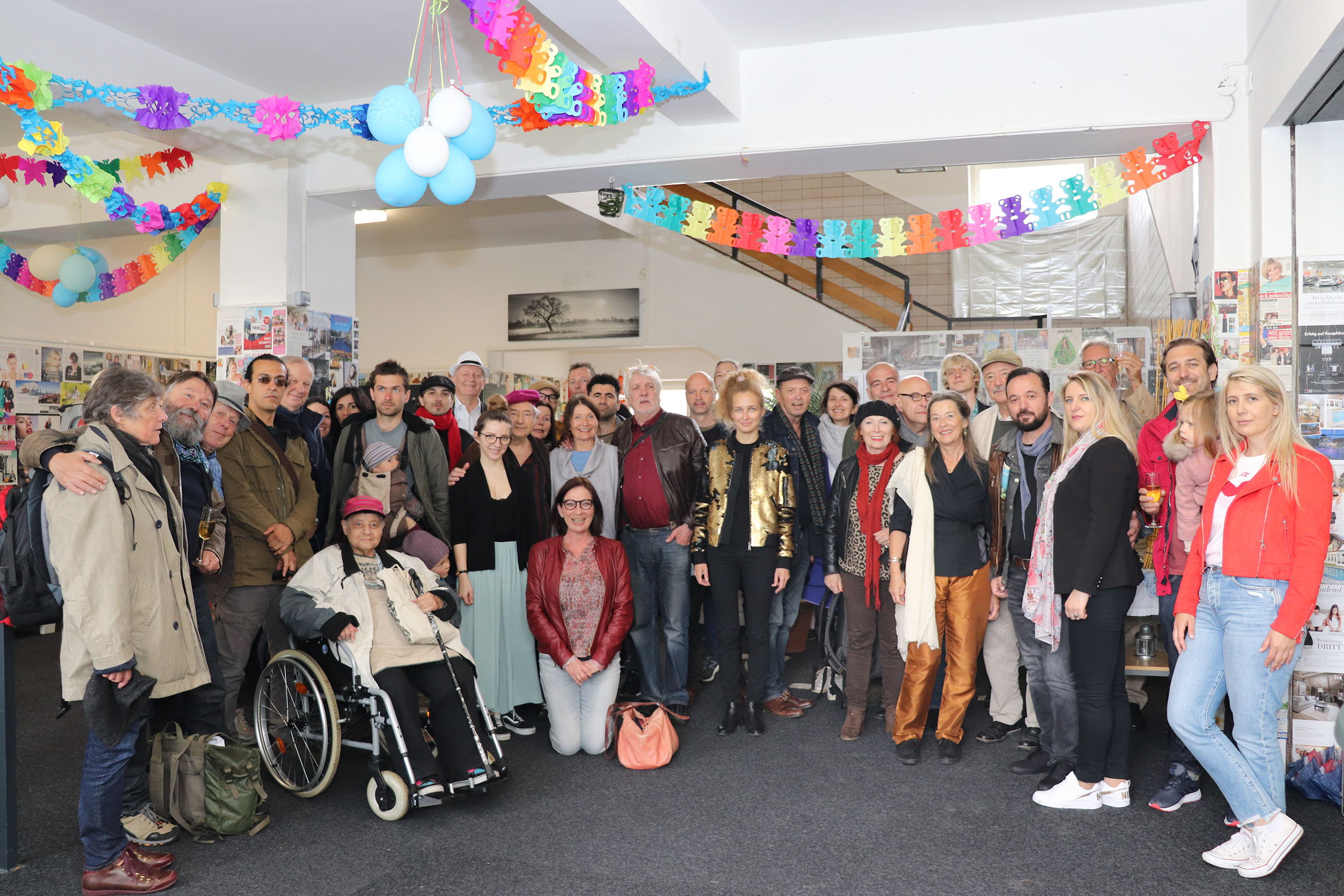 Zum 28. und letzten Mal organisiert Helmut Groschup (M.) heuer das Internationale Filmfestival Innsbruck (IFFI), bevor er an seine Nachfolgerin Anna Ladinig (r.) übergibt. Aus diesem Grund lud Stadträtin Uschi Schwarzl (l.) im Namen der Stadt Innsbruck das Veranstaltungsteam und Filmfreunde zum Mittagessen in die alte Patscherkofel-Talstation ein.