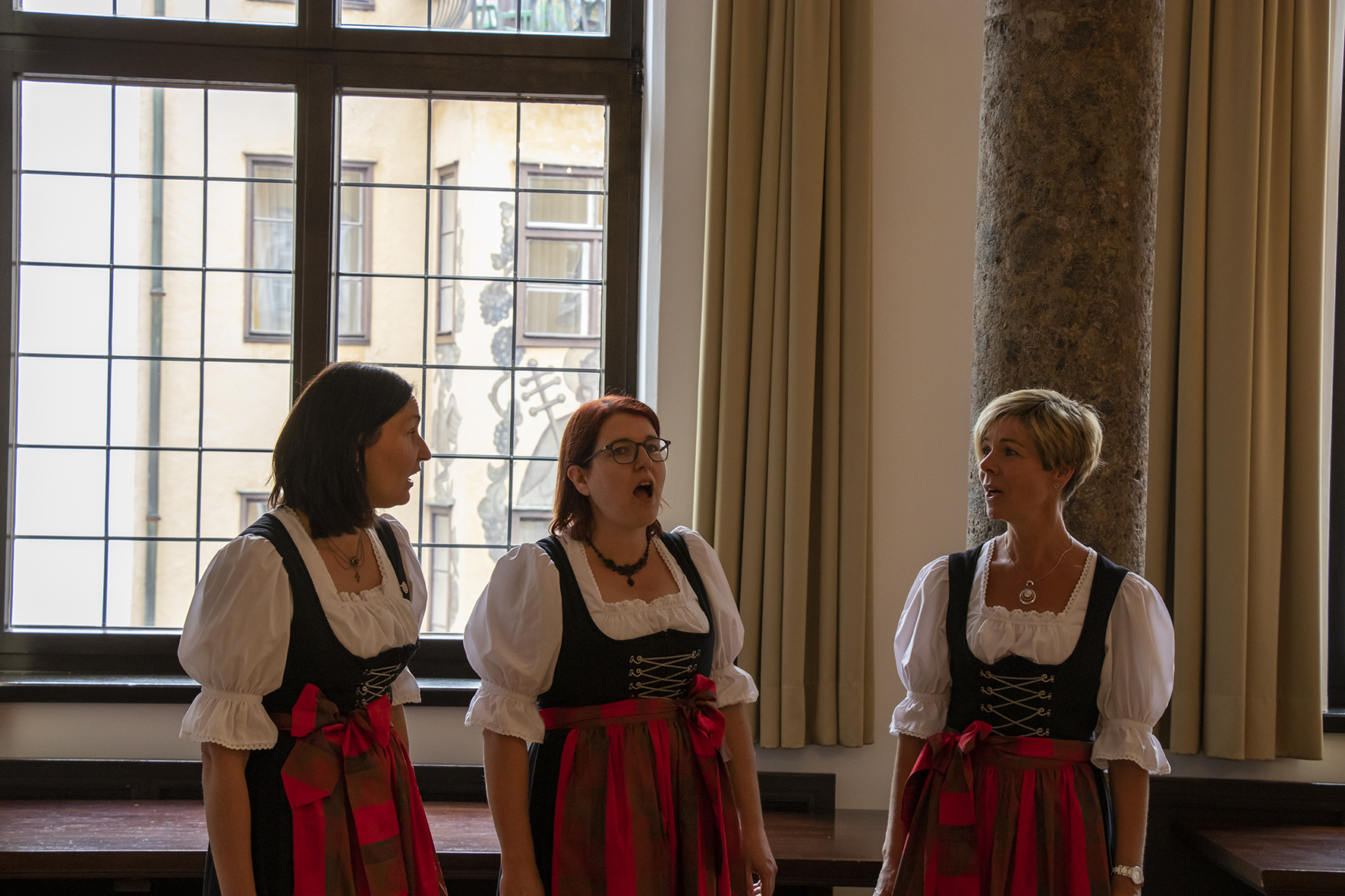 Eine Delegation aus Nepal nutzte diese Woche im Anschluss an ihre Teilnahme bei der Klimakonferenz "R20 Austrian World Summit" in Wien die Gelegenheit, die Stadt Innsbruck zu besuchen. Bürgermeister Georg Willi empfing die Gäste im Bürgersaal des Historischen Rathauses. Der Delegation gehörten unter anderem auch der nepalesische Vizepräsident Nanda Bahadur Pun (7. v. l.), Umweltminister Shakti Bahadur Basnet (5. v. l.)  sowie der nepalesische Botschafter in Österreich, H.E. Prakash Kumar Suvedi (4. v. r.) an. Bergsteigerlegende und Nepal-Experte Wolfgang Nairz (3. v. r.: Obmann Nepalhilfe Tirol) nutzte ebenfalls die Gelegenheit, beim Treffern anwesend zu sein. Das Musik-Trio "Dreiklang" aus dem Tiroler Unterland untermalte den Besuch mit folkloristischer Musik. Im Rahmen des Besuches in der Tiroler Landeshauptstadt findet anlässlich des "International Everest Day" im Haus der Musik Innsbruck ein Fest-Vortrag von Bergsteigerlegende Prof. Peter Habeler statt.