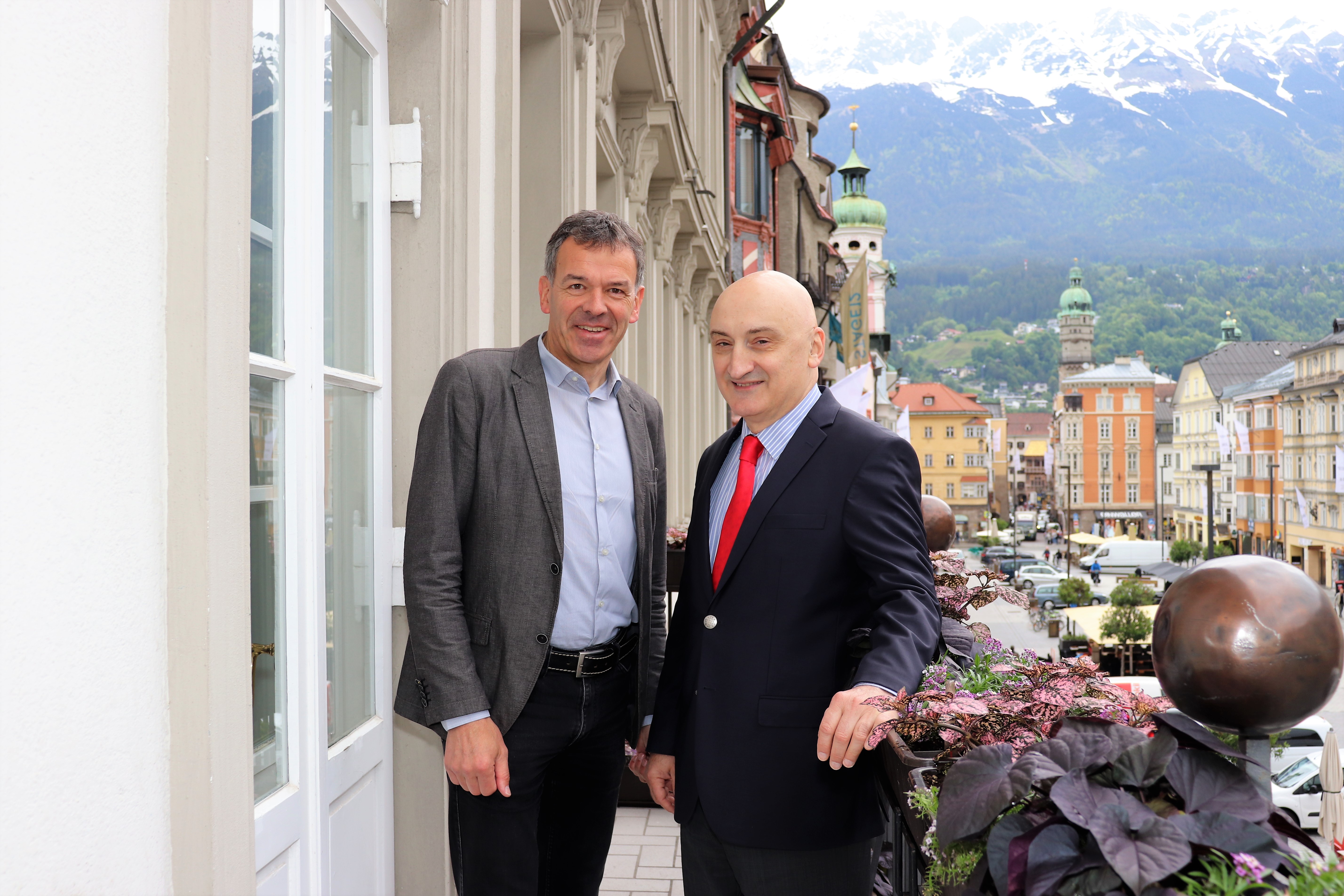 Beim Antrittsbesuch des Botschafters von Georgien, Professor David Dondua (r.), lud Bürgermeister Georg Willi den Botschafter ein, den Blick über die Innsbrucker Innenstadt und auf die Nordkette vom Balkon des Rathauses zu genießen. Innsbruck unterhält dank seiner mehr als drei Jahrzehnte währenden Städtepartnerschaft mit Tiflis, der Hauptstadt Georgiens, eine freundschaftliche Beziehung zum Herkunftsland des Botschafters.  Im anschließenden Gespräch ging es überwiegend um wirtschaftliche Zusammenarbeit.
