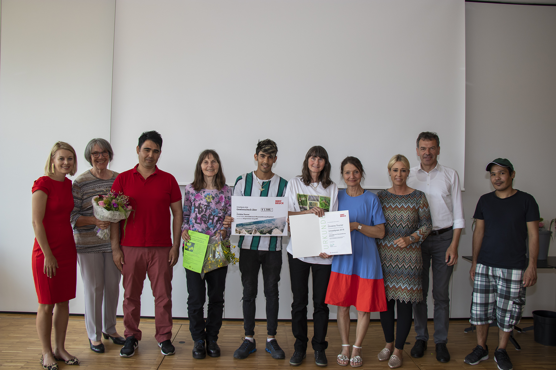 2. Platz: Das Team rund um Christine Thurner leistet mit der Aktion „Artenvielfalt durch Pflanzenentfernung (Neophyten) und gleichzeitige Anti-Littering-Maßnahmen“ einen wesentlichen Beitrag für den Lebensraum Innsbruck. Gemeinsam mit 20 Asylwerbenden und Freiwilligen wurde der Innsbrucker Naturraum von Neophyten befreit.