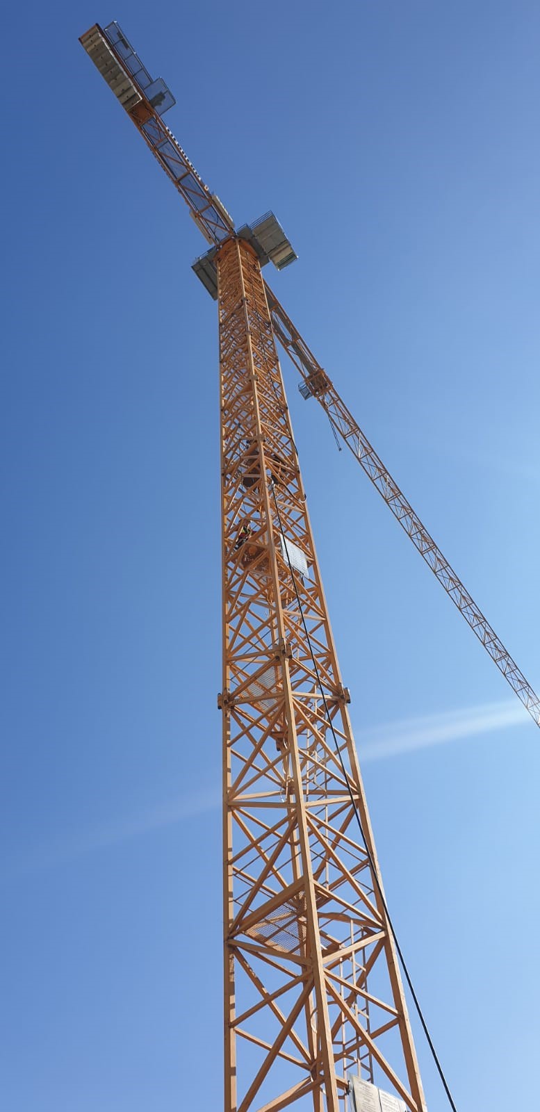An Fronleichnam trafen sich die Höhenretter der Freiwilligen Feuerwehr Mühlau mit jenen der Berufsfeuerwehr Innsbruck zum gemeinsamen fachlichen Austausch. Vor Ort wurden das Sichern an einem Baukran gegen Verdrehen, das Abseilen eines Arbeiters im Bereich des Aufstiegs und die Rettung eines Kranführers aus dem Führerstand in 52 Metern Höhe geübt. Den Abschluss des Übungstages bildete die Rettung einer Person vom sogenannten Kranaufleger. Zudem wurden auch die erforderlichen technischen Details zum Kran von einem Kollegen und Mitarbeiter der Firma PORR erklärt und den Höhenrettern näher gebracht. Die zwölf Mitglieder der Feuerwehr Innsbruck hatten zwar einen schweißtreibenden Feiertag, konnten aber sehr interessante und einsatzrelevante Übungen durchführen. Ein herzliches Danke der Feuerwehr gilt der Firma Porr, die der Feuerwehr die Möglichkeit zur Nutzung des Krans in der Türingstrasse zur Verfügung stellte.