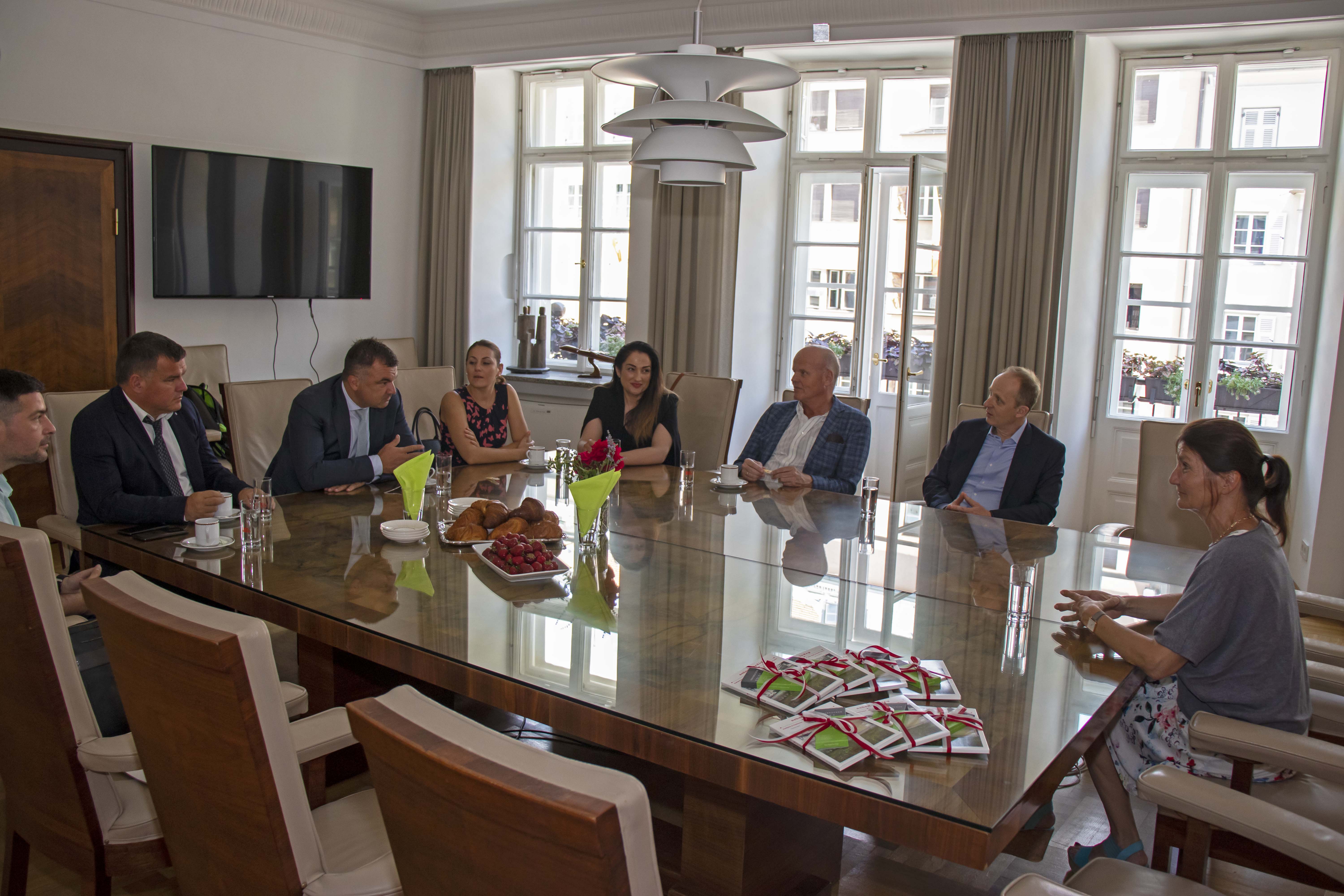 Umweltstadträtin Uschi Schwarzl empfing im Rathaus der Stadt Innsbruck kürzlich eine hochrangige serbische Delegation, angeführt von Srđan Kružević (4. v. l.), dem stellvertretenden Oberbürgermeister der Stadt Novi Sad. Die serbische Stadt plant den Bau einer Kläranlage zu verwirklichen. Gemeinsam mit Gerhard Langer (r.) und Wolfgang Widmann (2. v. r.) von der Firma ILF Consulting Engineers Austria GmbH, die sich um den Beratungsauftrag bemüht, besichtigten die BesucherInnen am Nachmittag die Kläranlage in Innsbruck. Neben umweltspezifischen Themen wurde auch über die vielen Gemeinsamkeiten der beiden Städte gesprochen. So ist Novi Sad wie Innsbruck eine Universitätsstadt mit rund 40.000 Studierenden.