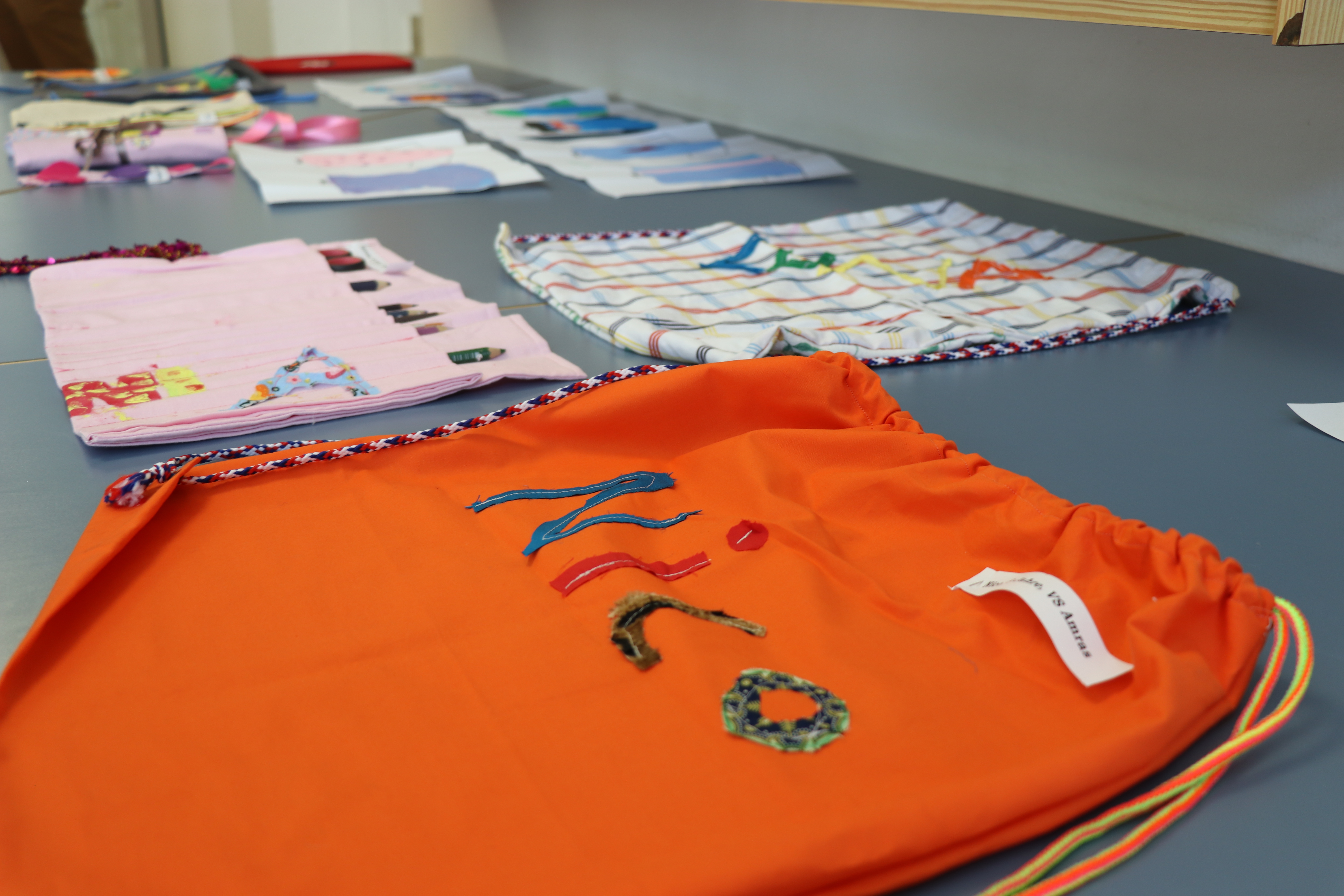 Die SchülerInnen hatten ihren Spaß an der Nähmaschine: Nicht nur Kleidungsstücke sondern auch Turnbeutel wurden kreiert.