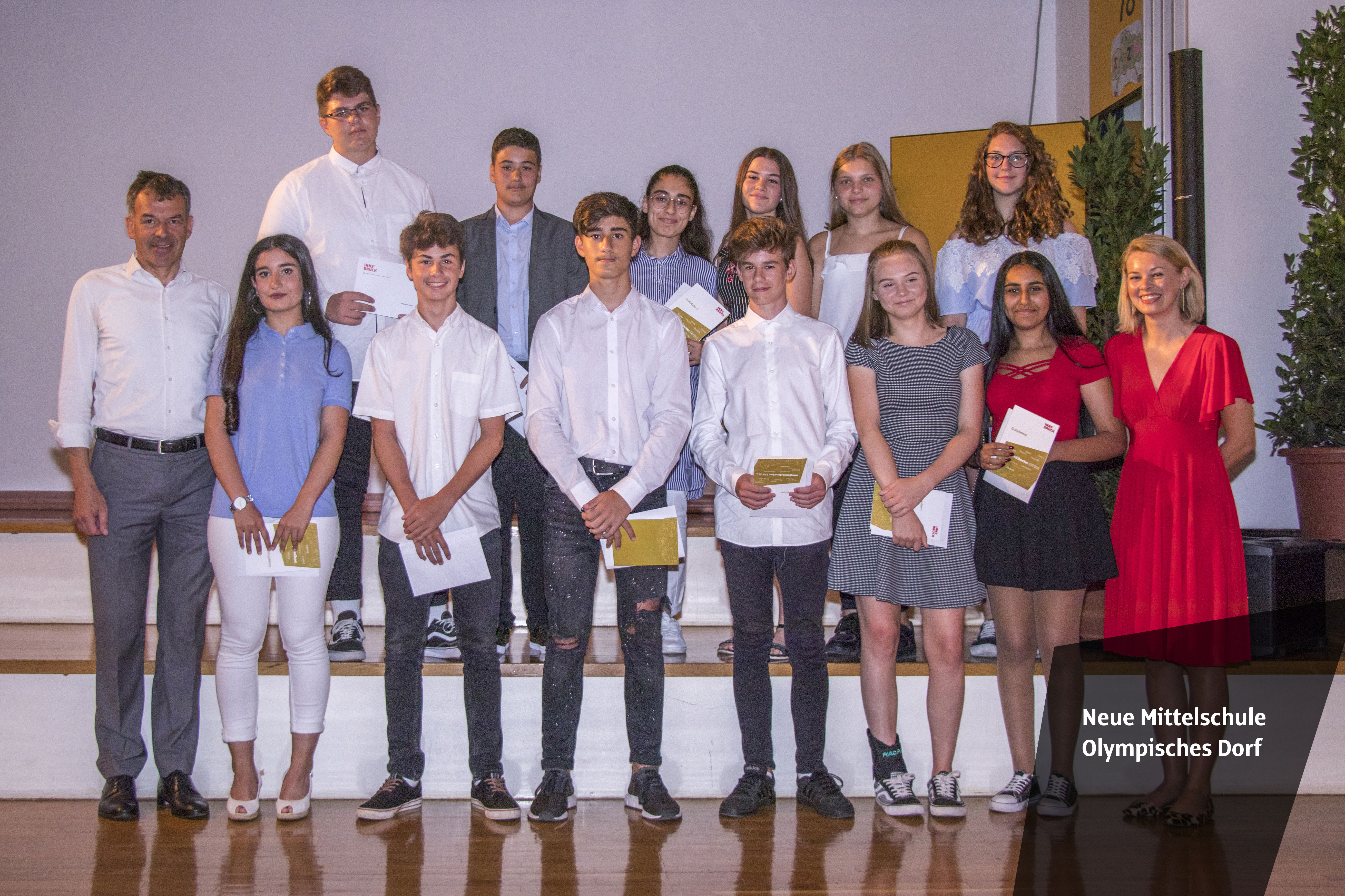 Die Neue Mittelschule Olympisches Dorf war einmal mehr zum Schulschluss Treffpunkt für ausgezeichnete SchülerInnen aus ganz Innsbruck. Für 112 MittelschülerInnen der vierten Klassen und AbsolventInnen der polytechnischen Schule ging das Schuljahr 2018/19 besonders erfreulich zu Ende. Sie wurden für ihre vorzüglichen Leistungen geehrt und erhielten ihre Dekrete aus der Hand von Bürgermeister Georg Willi und Stadträtin Elisabeth Mayr. Gekonnt durch die Feier führten SchülerInnen der Klasse 4e der NMS O-Dorf, Andjela Simic und Bozkus Berkan. Für einen schwungvollen Schulabschluss sorgten das Schulorchester und der Schulchor der Neuen Musikmittelschule Innsbruck und Tanzvorführungen der zweiten Klassen der Neuen Mittelschule Olympisches Dorf.