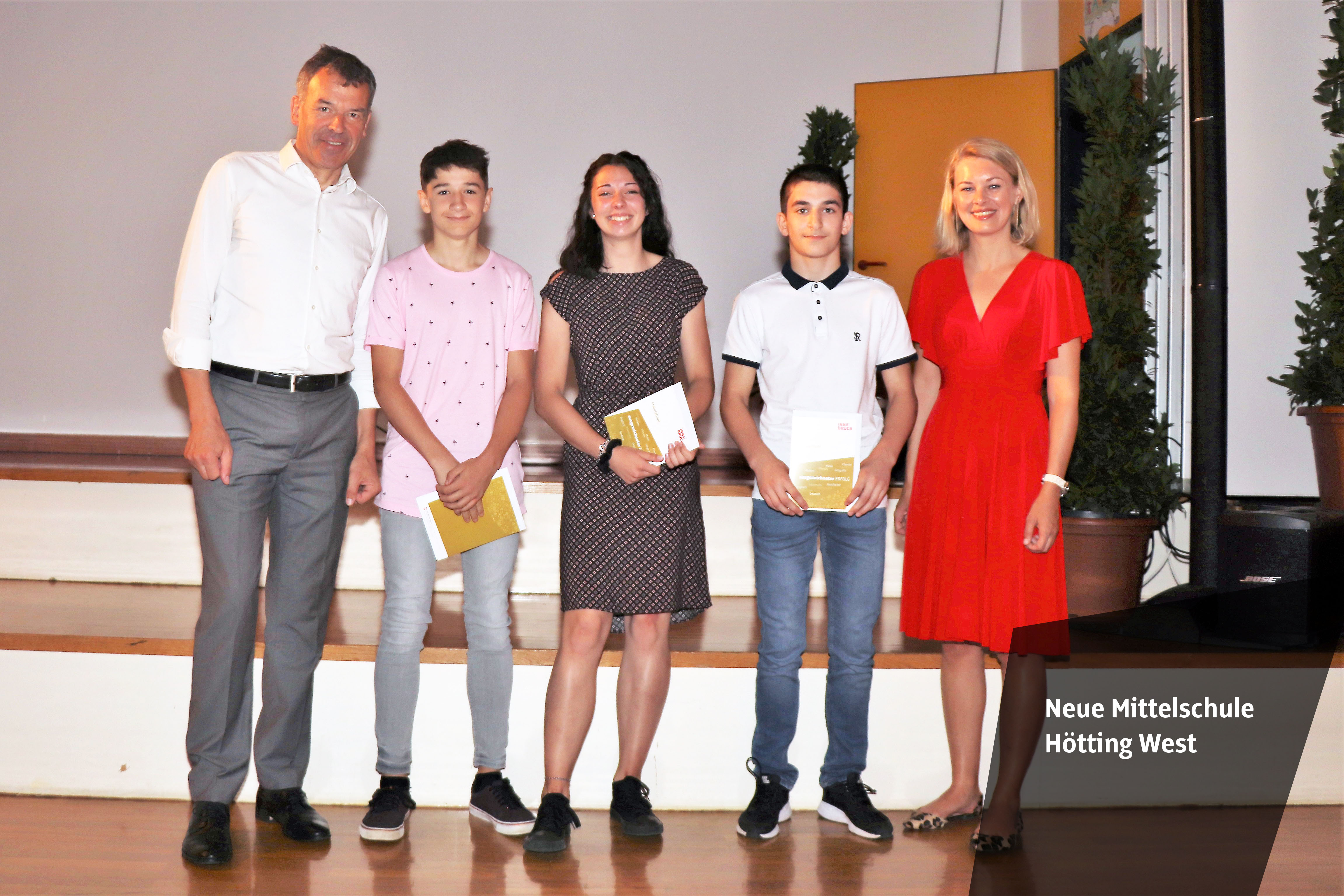 Die Neue Mittelschule Olympisches Dorf war einmal mehr zum Schulschluss Treffpunkt für ausgezeichnete SchülerInnen aus ganz Innsbruck. Für 112 MittelschülerInnen der vierten Klassen und AbsolventInnen der polytechnischen Schule ging das Schuljahr 2018/19 besonders erfreulich zu Ende. Sie wurden für ihre vorzüglichen Leistungen geehrt und erhielten ihre Dekrete aus der Hand von Bürgermeister Georg Willi und Stadträtin Elisabeth Mayr. Gekonnt durch die Feier führten SchülerInnen der Klasse 4e der NMS O-Dorf, Andjela Simic und Bozkus Berkan. Für einen schwungvollen Schulabschluss sorgten das Schulorchester und der Schulchor der Neuen Musikmittelschule Innsbruck und Tanzvorführungen der zweiten Klassen der Neuen Mittelschule Olympisches Dorf.