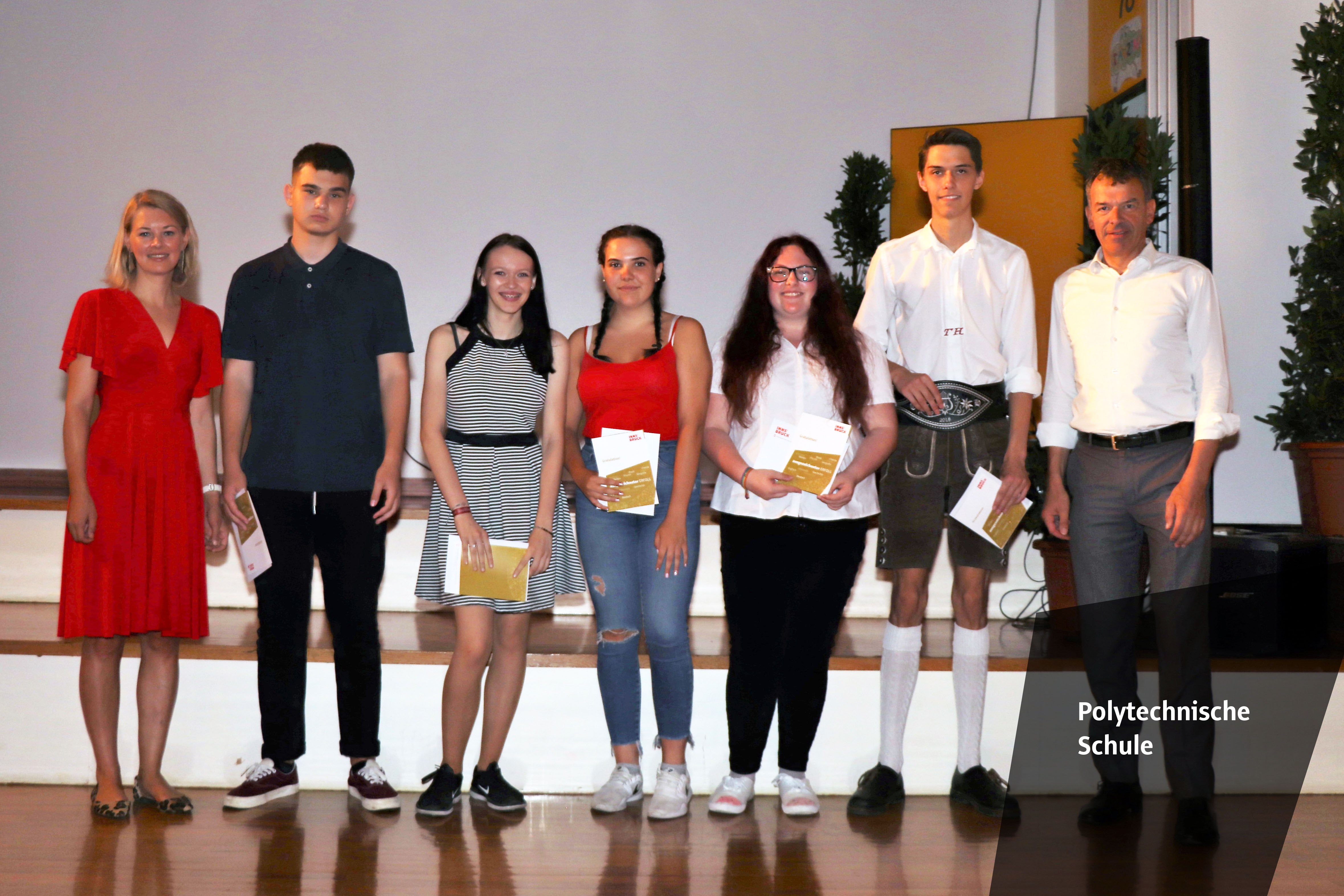 Die Neue Mittelschule Olympisches Dorf war einmal mehr zum Schulschluss Treffpunkt für ausgezeichnete SchülerInnen aus ganz Innsbruck. Für 112 MittelschülerInnen der vierten Klassen und AbsolventInnen der polytechnischen Schule ging das Schuljahr 2018/19 besonders erfreulich zu Ende. Sie wurden für ihre vorzüglichen Leistungen geehrt und erhielten ihre Dekrete aus der Hand von Bürgermeister Georg Willi und Stadträtin Elisabeth Mayr. Gekonnt durch die Feier führten SchülerInnen der Klasse 4e der NMS O-Dorf, Andjela Simic und Bozkus Berkan. Für einen schwungvollen Schulabschluss sorgten das Schulorchester und der Schulchor der Neuen Musikmittelschule Innsbruck und Tanzvorführungen der zweiten Klassen der Neuen Mittelschule Olympisches Dorf.