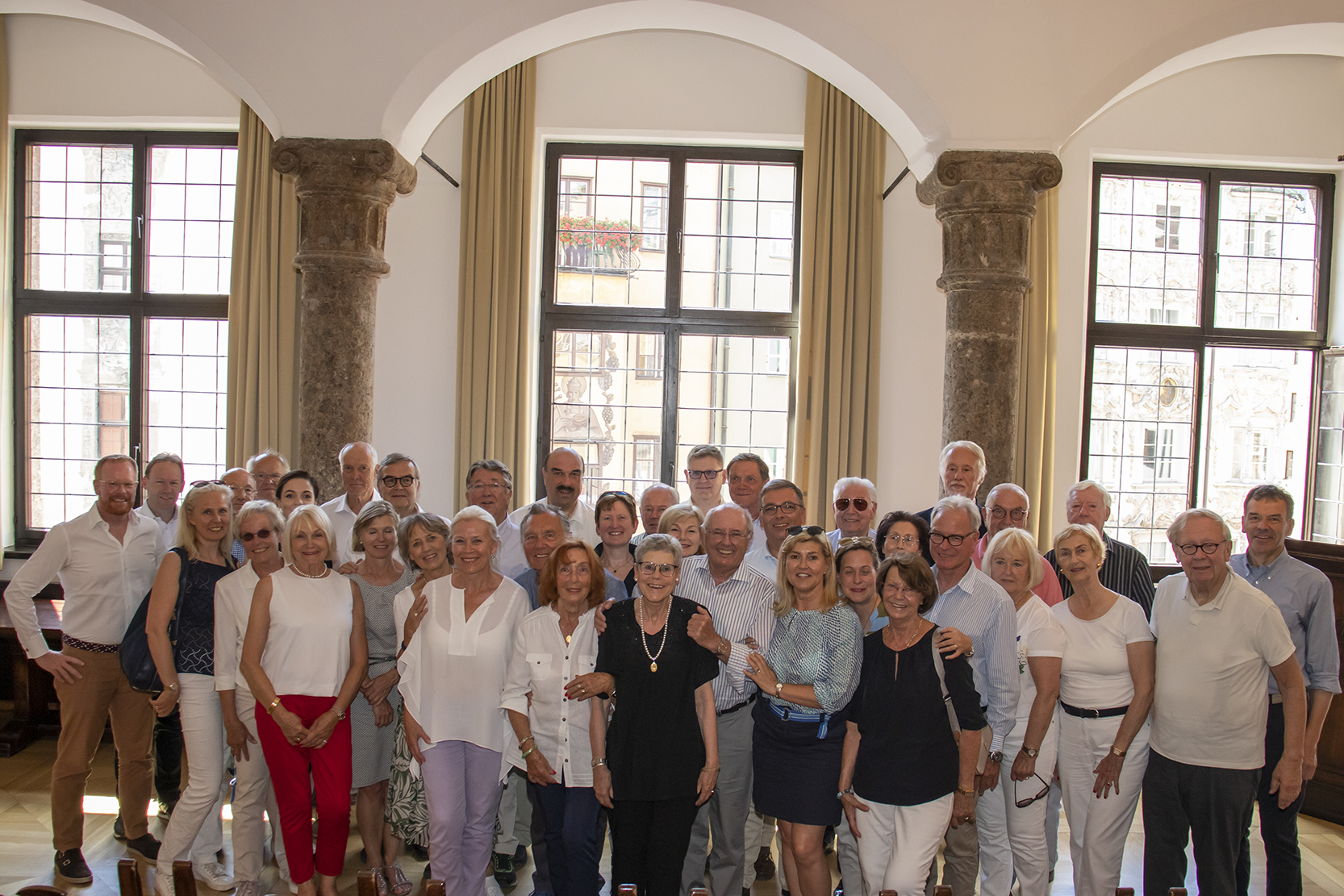 Bürgermeister Georg Will (r.) hieß kürzlich im Historischen Bürgersaal die Tischgemeinschaft "Reserve" der Düsseldorfer Jonges herzlich willkommen. Der Verein aus dem Rheinland ist ein Zusammenschluss von Düsseldorfer Bürgern, die sich „mit Herz für ihre Heimatstadt“ einsetzen und dem Gemeinwohl verantwortlich fühlen. Bürger mit diesem Selbstverständnis haben nicht nur „ihr Herz am rechten Fleck“, sondern sind selbst aktiv am Herzschlag ihrer Stadt beteiligt. Die Gäste aus Deutschland wurden auf der Reise nach Innsbruck von ihrer Gattinnen begleitet. Bürgermeister Willi berichtete den Besucherinnen Aktuelles aus der Landeshauptstadt. Bei einem kleinen Buffet ließen alle Anwesenden die Zusammenkunft im gemütlichen Ambiente ausklingen.