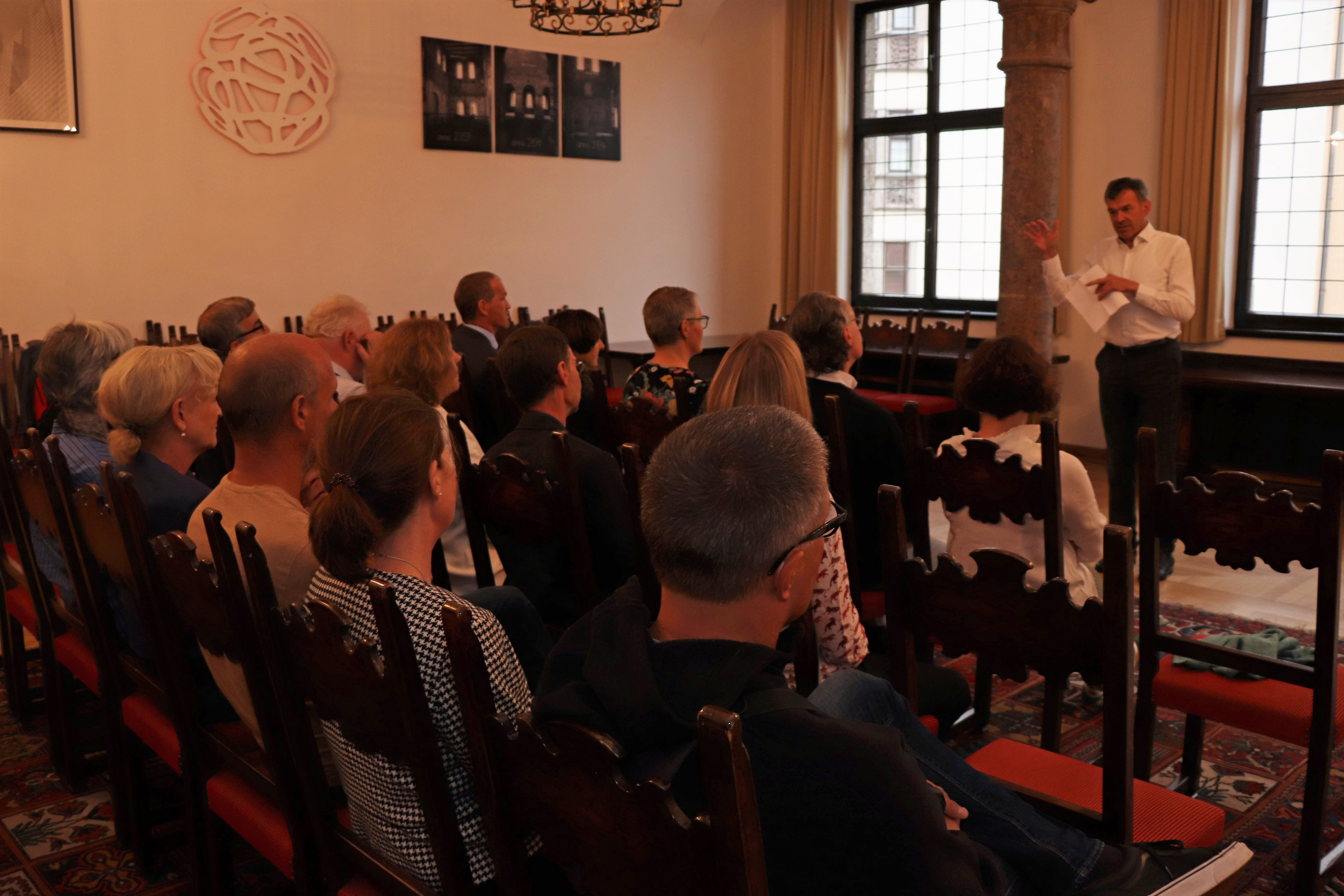 Passenderweise im Angesicht des Goldenen Dachls - im Bürgersaal des Historischen Rathauses in der Altstadt - empfing Bürgermeister Georg Willi am 8. Juli die TeilnehmerInnen des DACH-Kooperationstreffens 2019. DACH ist dabei ein Kunstwort für Deutschland, Österreich (A: Austria) und die Schweiz (CH: Confoederatio Helvetica). An der Kooperation beteiligen sich das Bundesamt für Umwelt Schweiz (BAFU), das Bundesamt für Naturschutz Deutschland (BfN), das Umweltbundesamt Deutschland (UBA D) sowie das Umweltbundesamt Österreich. Gemeinsam rücken sie den Natur- und Umweltschutz in den Mittelpunkt. Innsbrucks Bürgermeister gab den internationalen Gästen bei ihrem Besuch einen Einblick in die Herausforderungen und Vorteile, die mit dem alpin-urbanen Standort der Landeshauptstadt einher gehen. AA