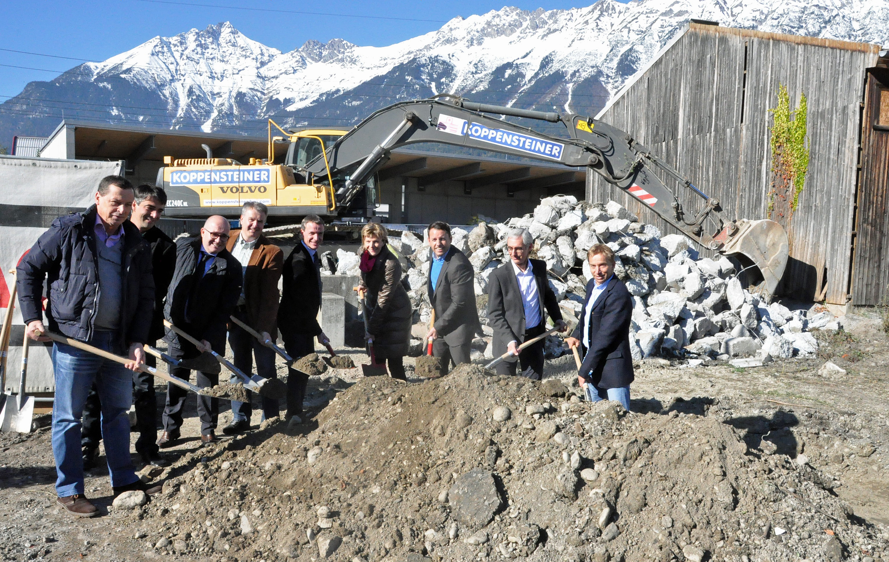 Begingen gemeinsam den Spatenstich für den Straßenbauhof Rossau (v. l.): Gemeinderat Helmut Buchacher, Architekt DI Stephan Hoinkes, Gemeinderat Mag. Markus Stoll, Amtsvorstand DI Josef Mühlmann (Straßenbetrieb), Vizebürgermeister Christoph Kaufmann, Bürgermeisterin Mag.a Christine Oppitz-Plörer, IIG-Geschäftsführer Dr. Franz Danler, Christoph Totschnig und Manfred Lechner (beide Strabag)