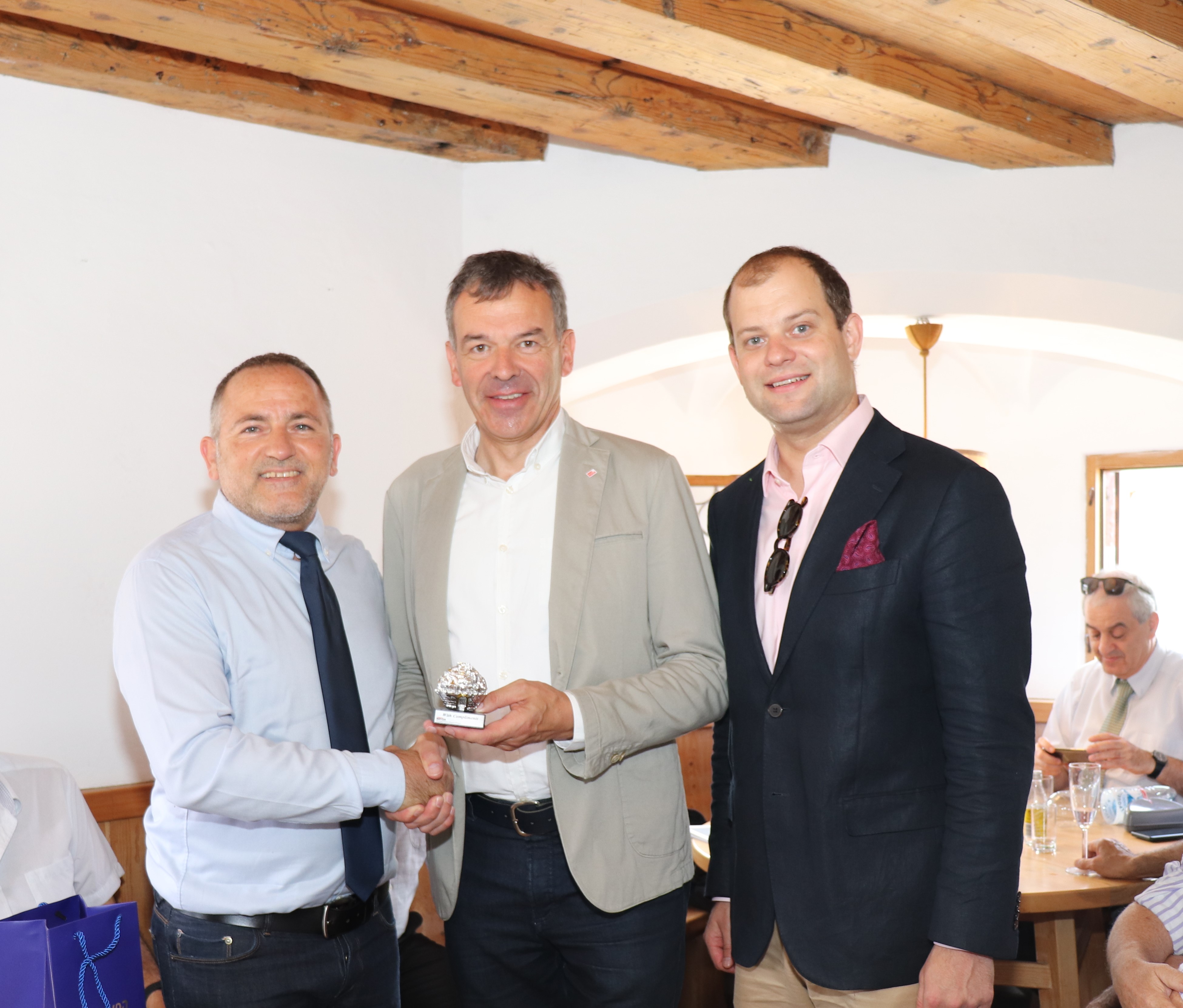 Willkommen in luftiger Höhe: Bürgermeister Georg Willi (Mitte) und Finanzdirektor Armin Tschurtschenthaler (rechts) begrüßten auf 51 Metern Höhe, im Turmstüberl des Innsbrucker Stadtturms, den Finanzdirektor von Be’er Sheva, Tomer Biton (links), und die Finanzdirektoren von elf weiteren israelischen Städten. Die Besucher zeigten sich vom Stadtturm als ehemaligem Sitz der Stadtverwaltung sowie Innsbrucks höchstem Gebäude über 500 Jahre, der Aussicht auf Innsbruck und dem als Doppelhelix angelegten Treppenhaus beeindruckt. Am Programm stand ebenfalls ein Besuch der Smart City Labs der IKB (Innsbrucker Kommunalbetriebe).