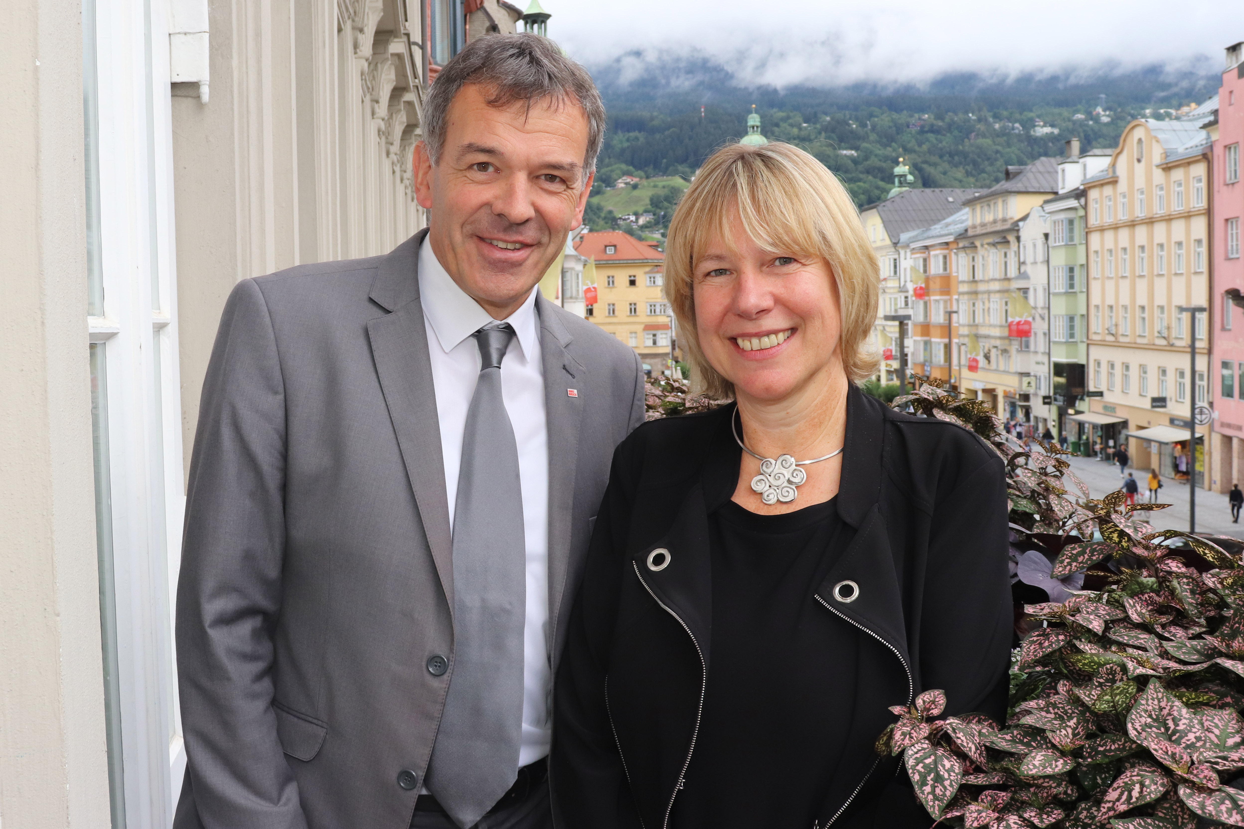 Die schöne Aussicht auf die Nordkette vom Balkon des Bürgermeisterbüros genossen beim gemeinsamen Gespräch die Generalsekretärin der Alpenkonvention Alenka Smerkolj und Bürgermeister Georg Willi. Dabei tauschten sich die beiden über Themen aus dem Umweltbereich aus.