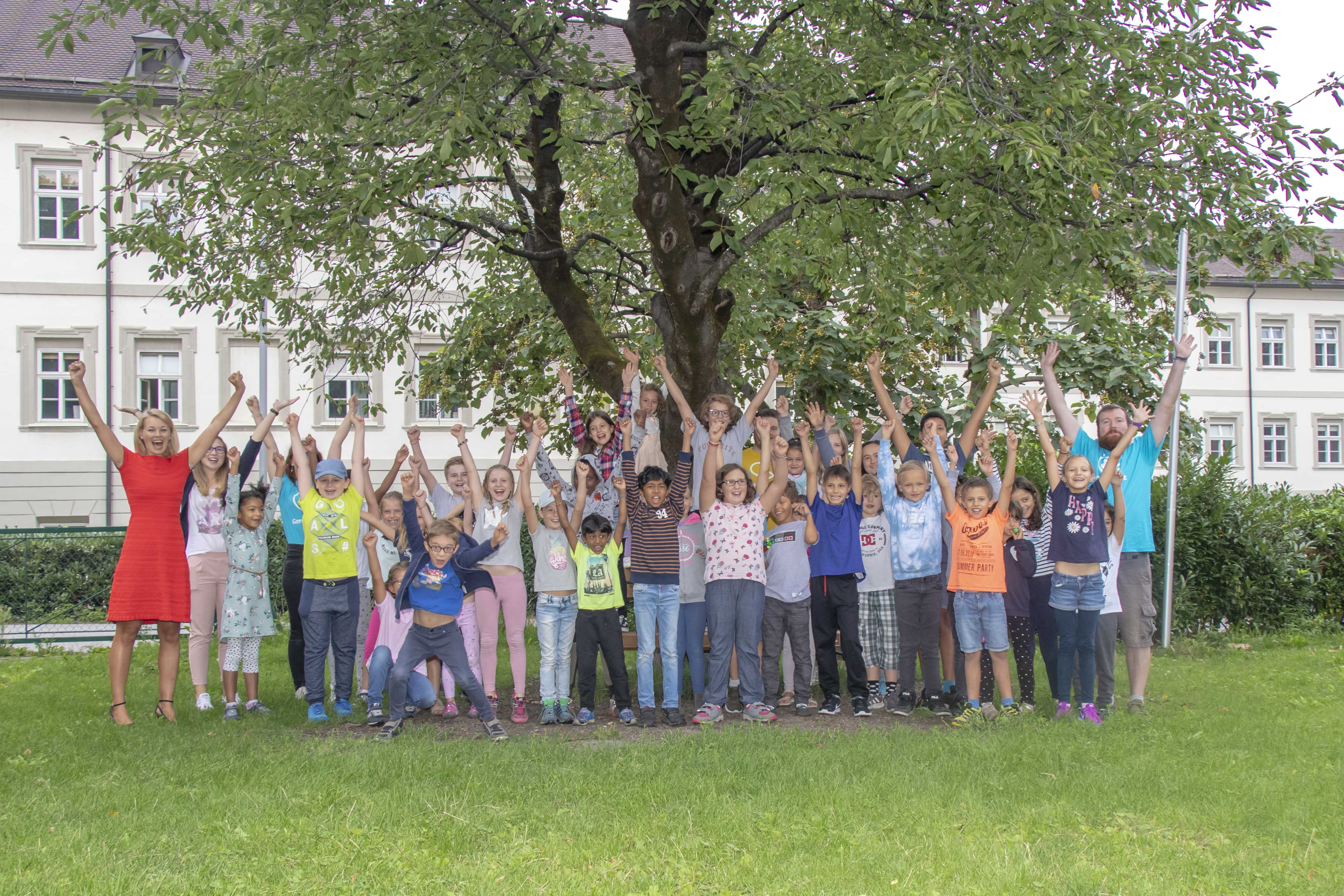Gemeinsam mit den Kindern freuen sich Stadträtin Elisabeth Mayr (l.) und das Team der Kinderfreunde Tirol über eine gelungene Sommerferienbetreuung.