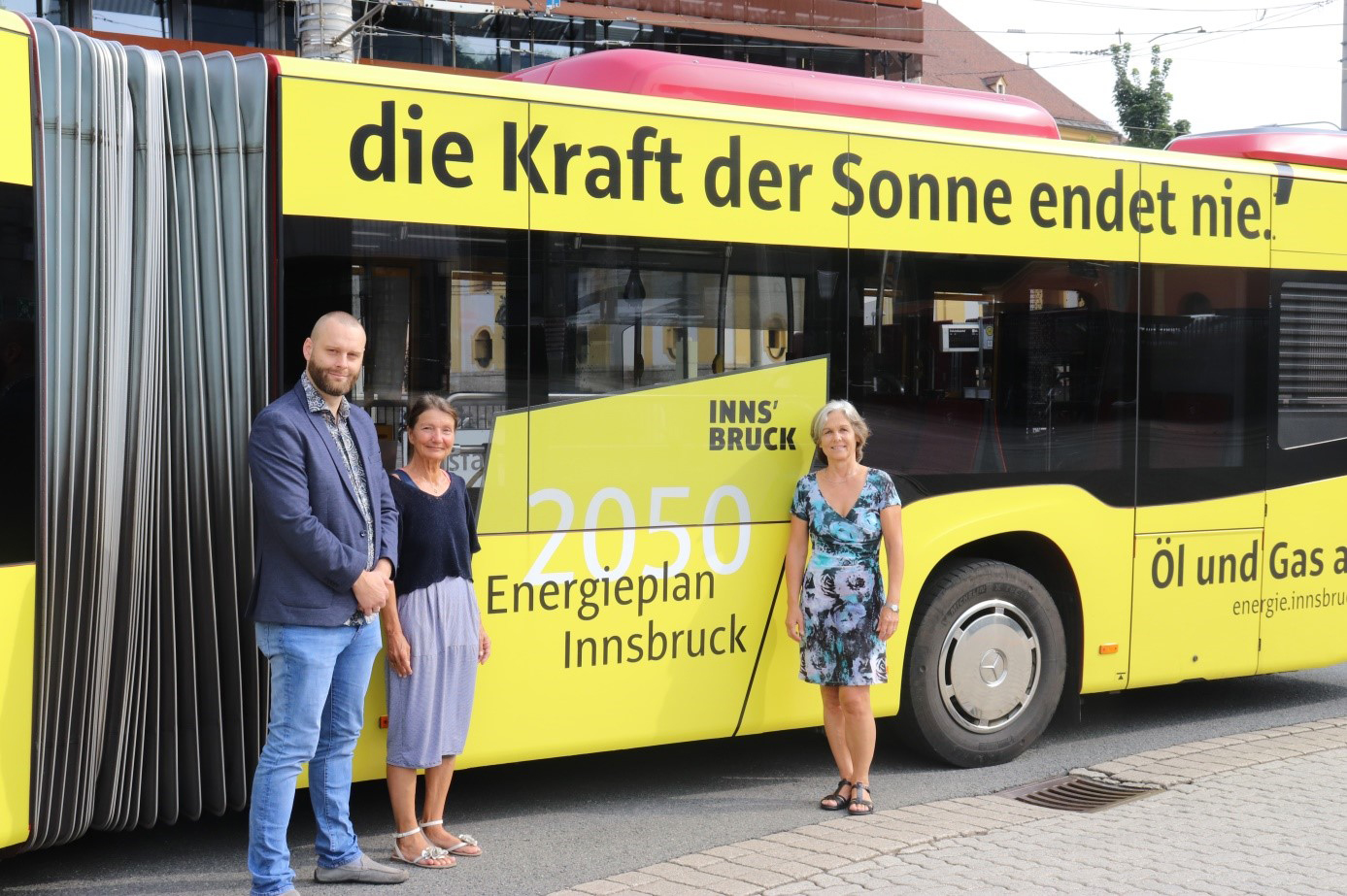 Im Zuge des von der Stadt Innsbruck entworfenen Energieplans 2050 ist ein Bus der Innsbrucker Verkehrsbetriebe (IVB) passend zum Thema gestaltet worden. Bei strahlendem Sonnenschein freuten sich über den ebenso strahlenden gelben, neuen Bus, René Soukopf (Projektverantwortlicher), Umweltstadträtin Uschi Schwarzl und die Leiterin des Energieplans 2050 Beatrix Frenckell (v.l.). JS