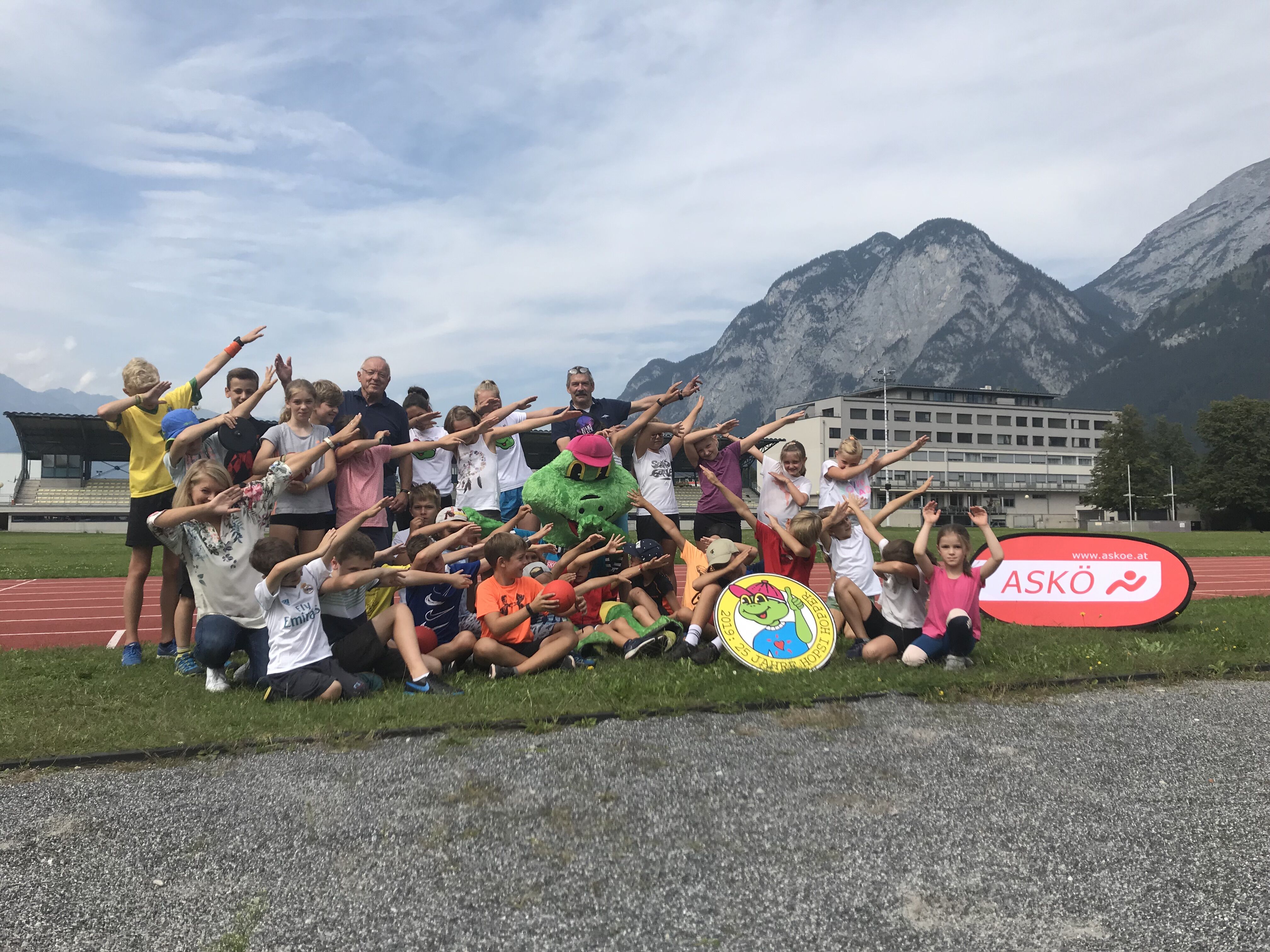 Usain Bolts Gewinnerpose wurde von den Kindern gemeinsam mit Stadträtin Elisabeth Mayr schon mal vorsorglich geübt.