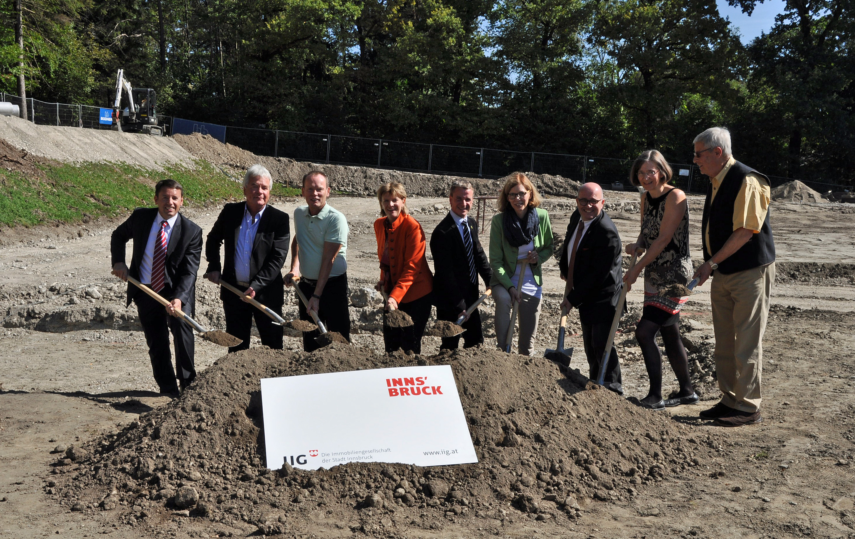 An der Stelle wo (v. l.) GF Danler, StR Pechlaner, Architekt Reitter, Bgm Oppitz-Plörer, Vizebgm Kaufmann, AV Zabernig, GR Stoll, Marion Stöbich und Hans-Jörg Schiestl (beide Initiative Lebensraum Kranebitten) den Spatenstich begingen, steht schon bald ein neuer Kindergarten.