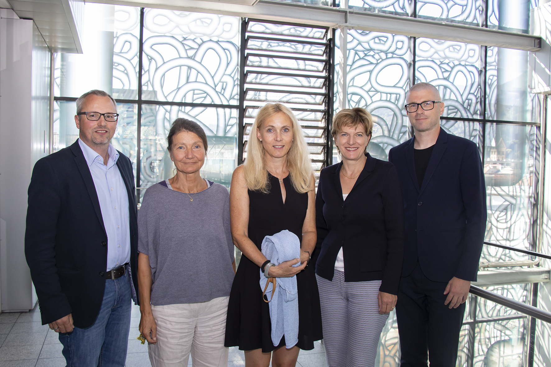 Magnus Gratl (GemNova), Stadträtin Uschi Schwarzl, Elisabeth Meze (Geschäftsstelle Bürgerinnen- und Bürgerbeteiligung), Vizebürgermeisterin Christine Oppitz-Plörer und Architekt Paul Burgstaller (QNA urban design / architecture; v.l.) gaben im Zuge eines Pressegesprächs Auskunft über den Entwicklungsprozess in der Pradler Straße.