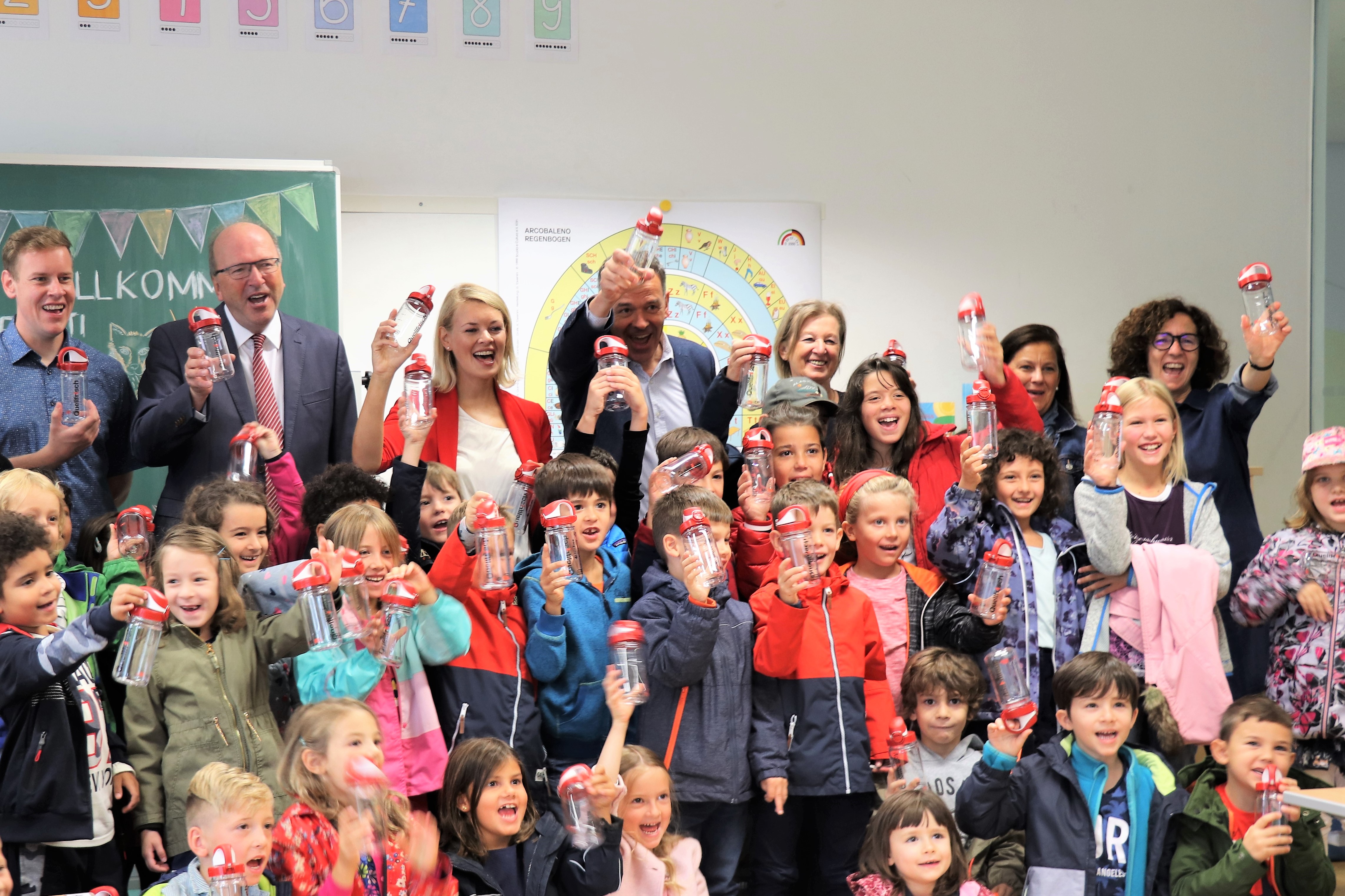 Pünktlich zum Schulstart verschenkt die IKB AG rund 1.100 wiederverwendbare Wasserflaschen an Innsbrucks ErstklässlerInnen. Bürgermeister Georg Willi, Stadträtin Elisabeth Mayr und IKB-Vorstandsvorsitzender Helmuth Müller besuchten stellvertretend für alle Innsbrucker Volksschulen die Volksschule Innere Stadt. Gespannt lauschten die Kinder der Geschichte von Innsbrucks frischem Quellwasser und ließen sich zeigen, wie man die Trinkflaschen auslaufsicher in den Schulrucksäcken verstauen kann.