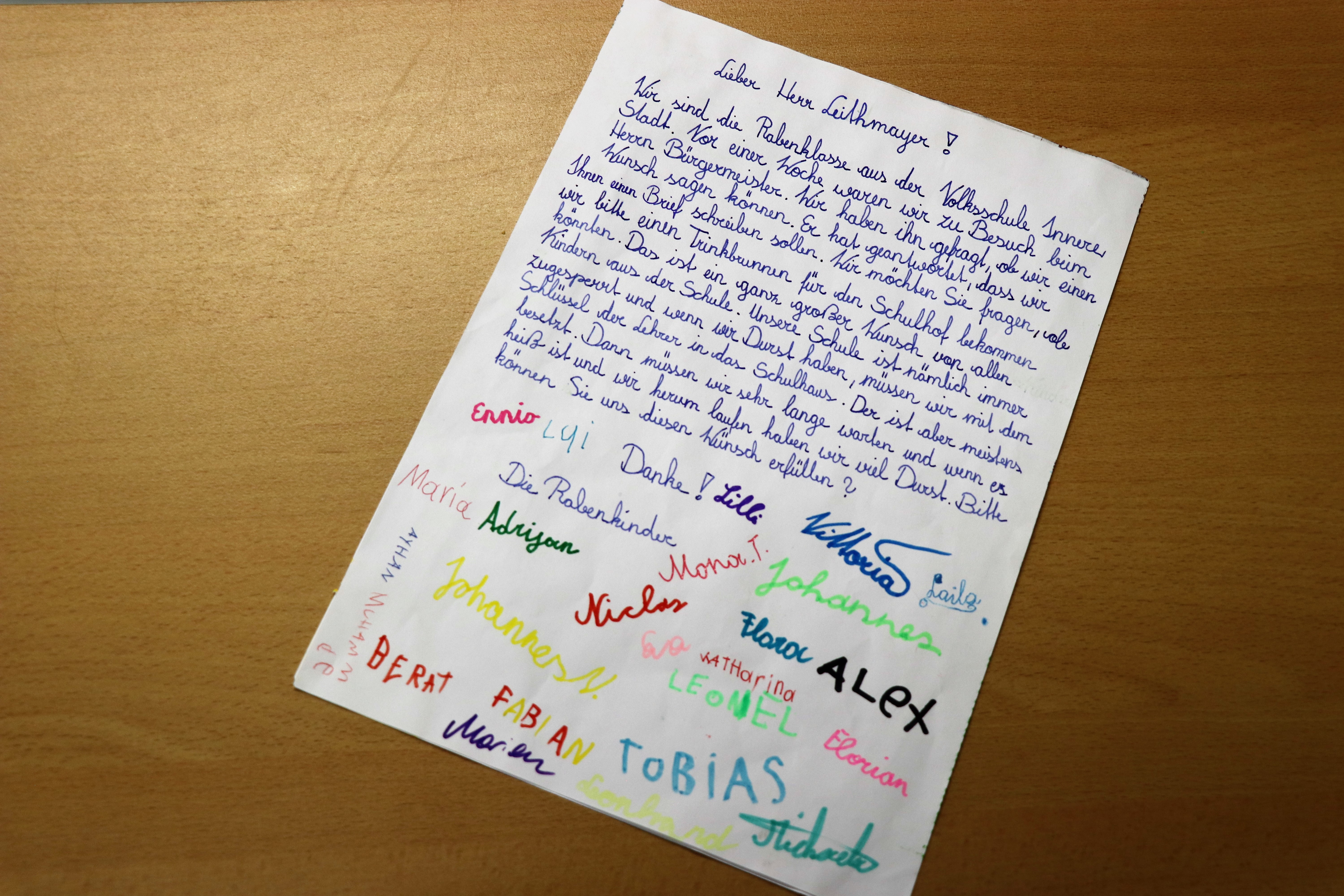 Gerade rechtzeitig zum Schulanfang wurde den Kindern der "Raben"-Klasse der Volksschule Innere Stadt der Wunsch nach einem Trinkbrunnen im Schulhof erfüllt. Bürgermeister Georg Willi, Bildungsstadträtin Elisabeth Mayr und der Vorstandsdirektor der Innsbrucker Kommunalbetriebe AG Helmuth Müller waren aus diesem Anlass eigens am ersten Schultag angerückt um den Brunnen an die strahlenden Volksschulkinder zu übergeben. In Zukunft ist damit auch in den Pausen am Schulhof gut für durstige Kinderkehlen gesorgt.