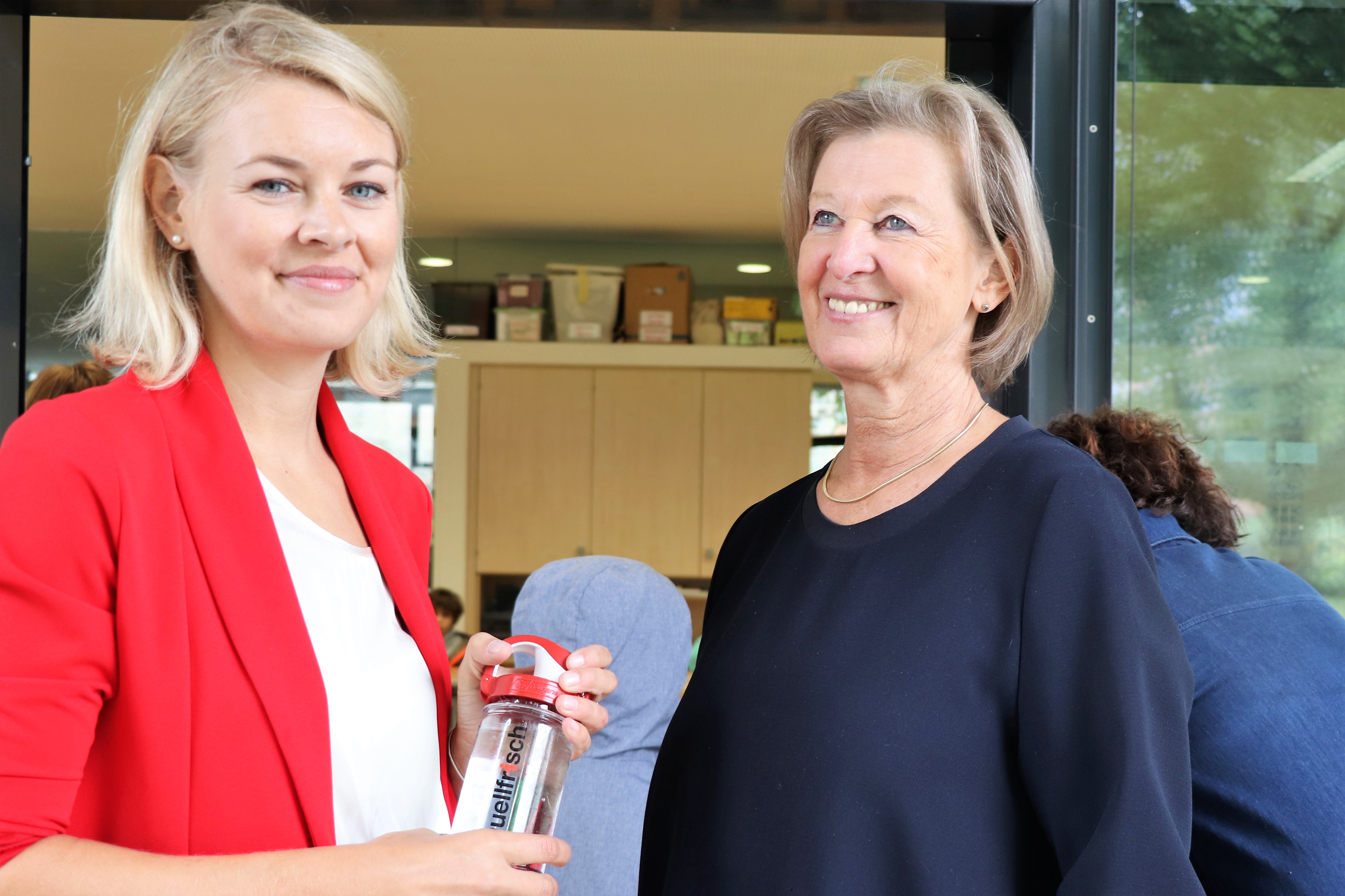Gerade rechtzeitig zum Schulanfang wurde den Kindern der "Raben"-Klasse der Volksschule Innere Stadt der Wunsch nach einem Trinkbrunnen im Schulhof erfüllt. Bürgermeister Georg Willi, Bildungsstadträtin Elisabeth Mayr und der Vorstandsdirektor der Innsbrucker Kommunalbetriebe AG Helmuth Müller waren aus diesem Anlass eigens am ersten Schultag angerückt um den Brunnen an die strahlenden Volksschulkinder zu übergeben. In Zukunft ist damit auch in den Pausen am Schulhof gut für durstige Kinderkehlen gesorgt.