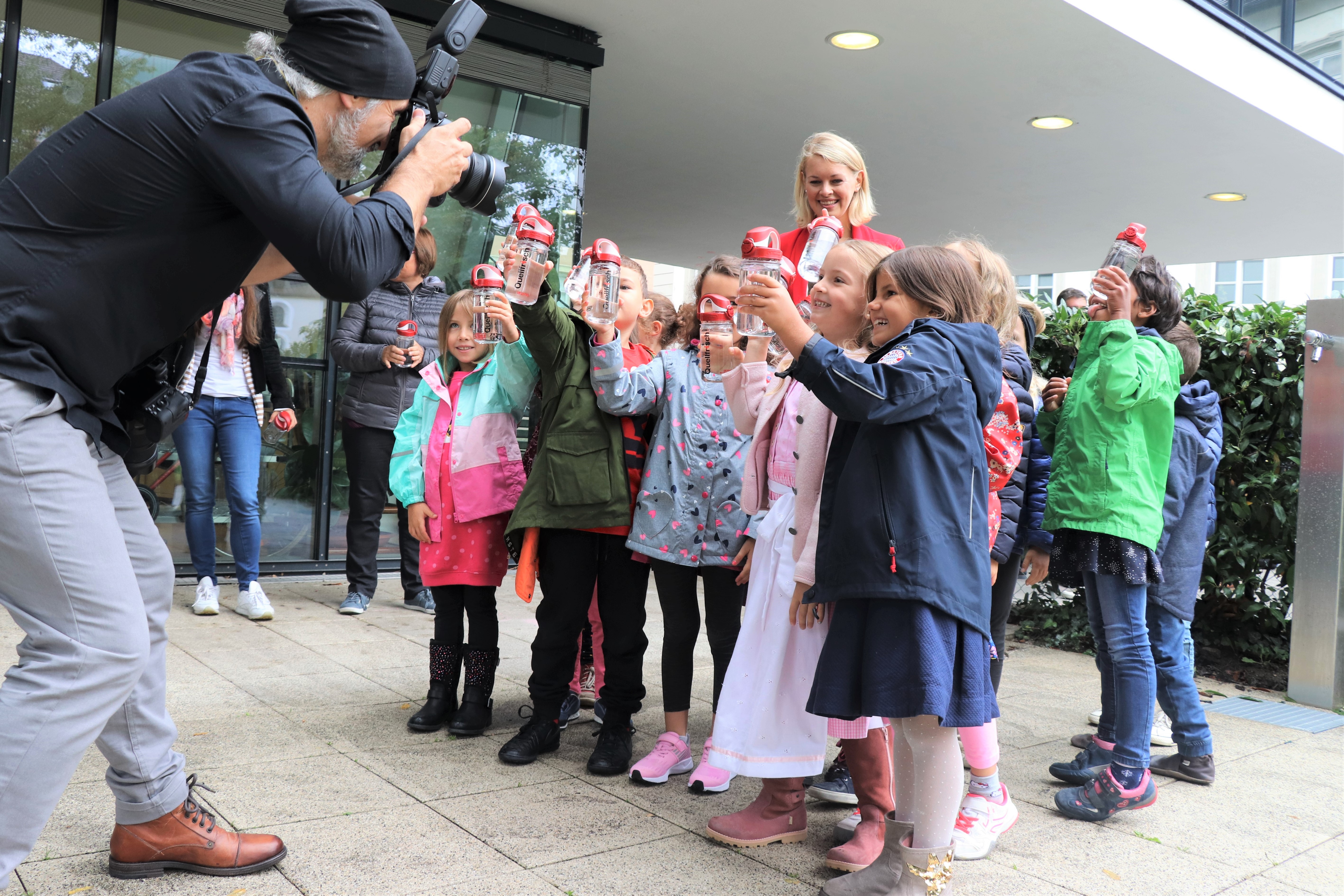 Gerade rechtzeitig zum Schulanfang wurde den Kindern der "Raben"-Klasse der Volksschule Innere Stadt der Wunsch nach einem Trinkbrunnen im Schulhof erfüllt. Bürgermeister Georg Willi, Bildungsstadträtin Elisabeth Mayr und der Vorstandsdirektor der Innsbrucker Kommunalbetriebe AG Helmuth Müller waren aus diesem Anlass eigens am ersten Schultag angerückt um den Brunnen an die strahlenden Volksschulkinder zu übergeben. In Zukunft ist damit auch in den Pausen am Schulhof gut für durstige Kinderkehlen gesorgt.