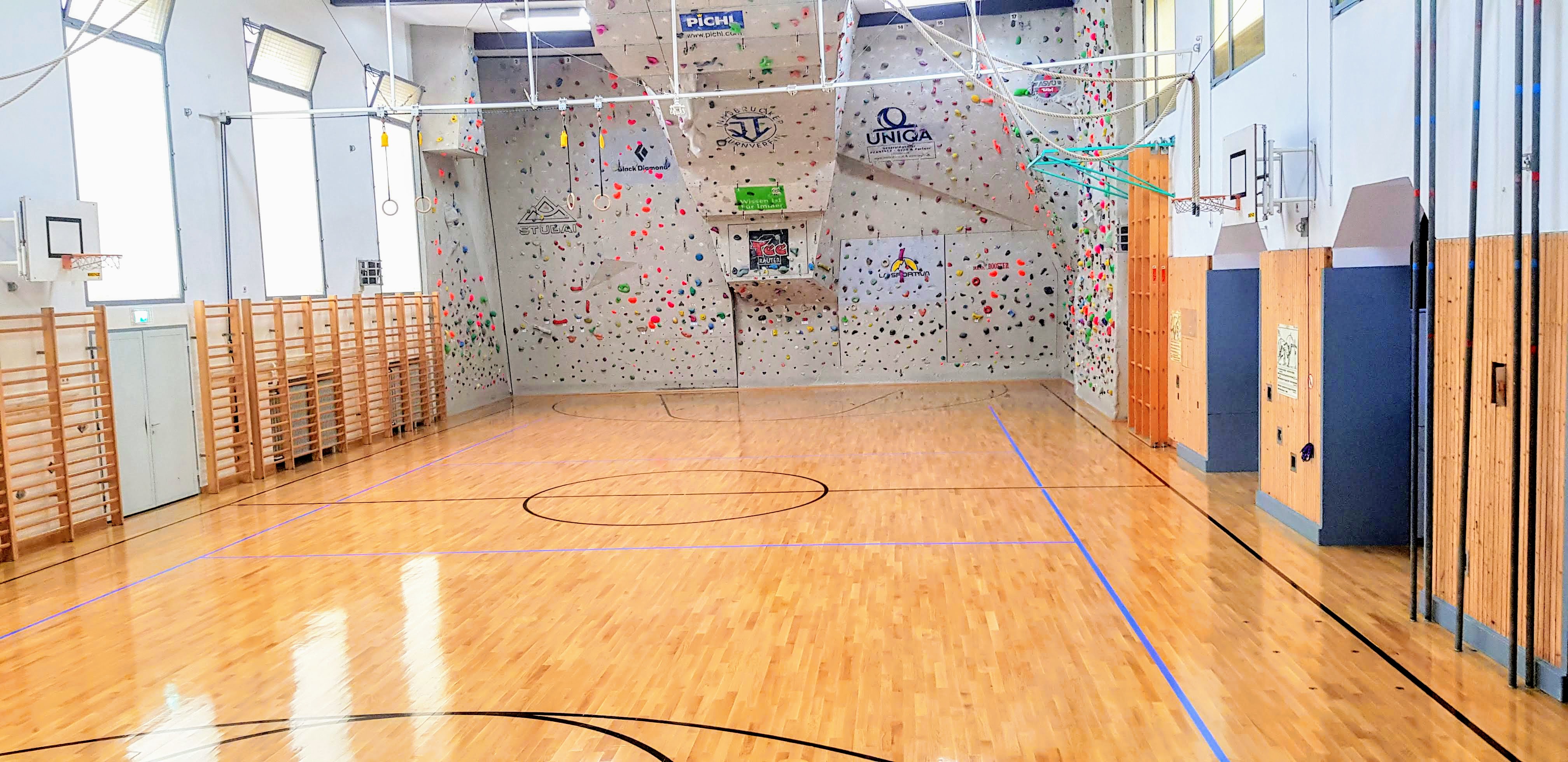 In einer der beiden Hallen wurde mit Unterstützung der Stadt Innsbruck ein neuer Boder verlegt.