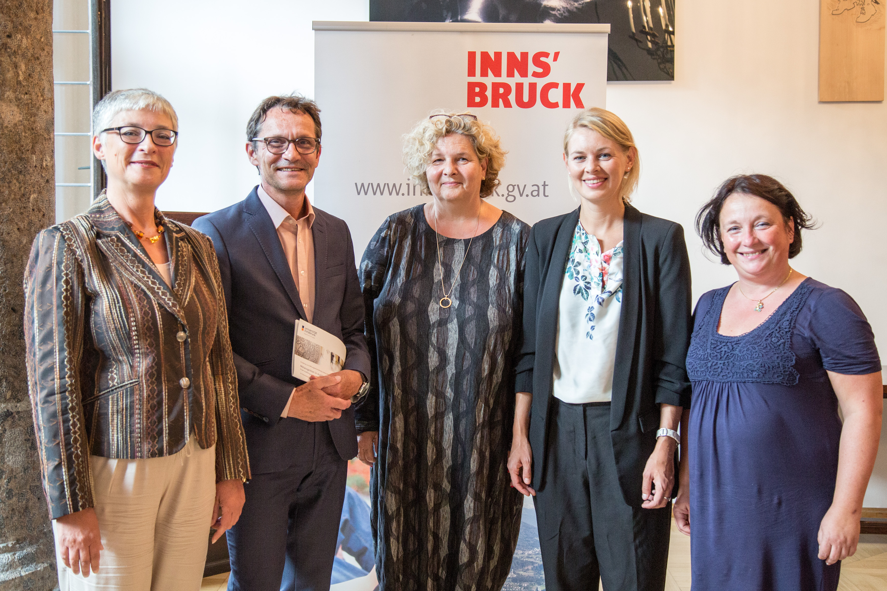 Am Mittwoch, den 18. September 2019, fand die Eröffnungsveranstaltung der Konferenz "Metacognition in multilingual development: From multilingual children to polyglots" im historischen Bürgersaal im Stadtturm statt. Stadträtin Elisabeth Mayr (2.v.r.) begrüßte die rund 70 internationalen TeilnehmerInnen. Vizerektor Bernhard Fügenschuh (2.v.l.) und Gabriella Mazzon vom Institut für Anglistik (links) eröffneten die Konferenz, die von Ulrike Jessner-Schmid (Mitte) mit ihrem Team organisiert wurde.