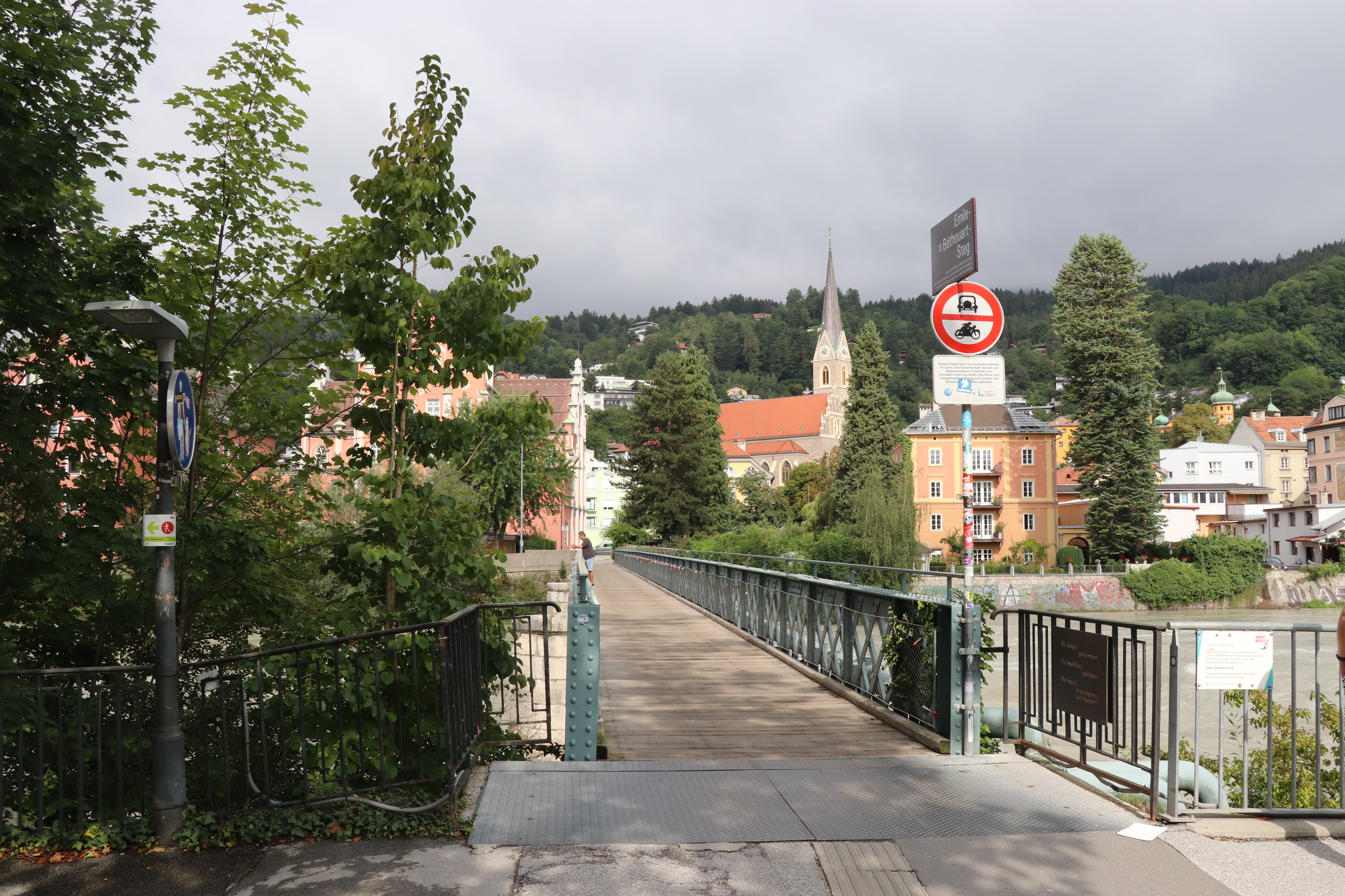 Die teilweise freiliegenden Pfeilervorgründe müssen gesichert werden.