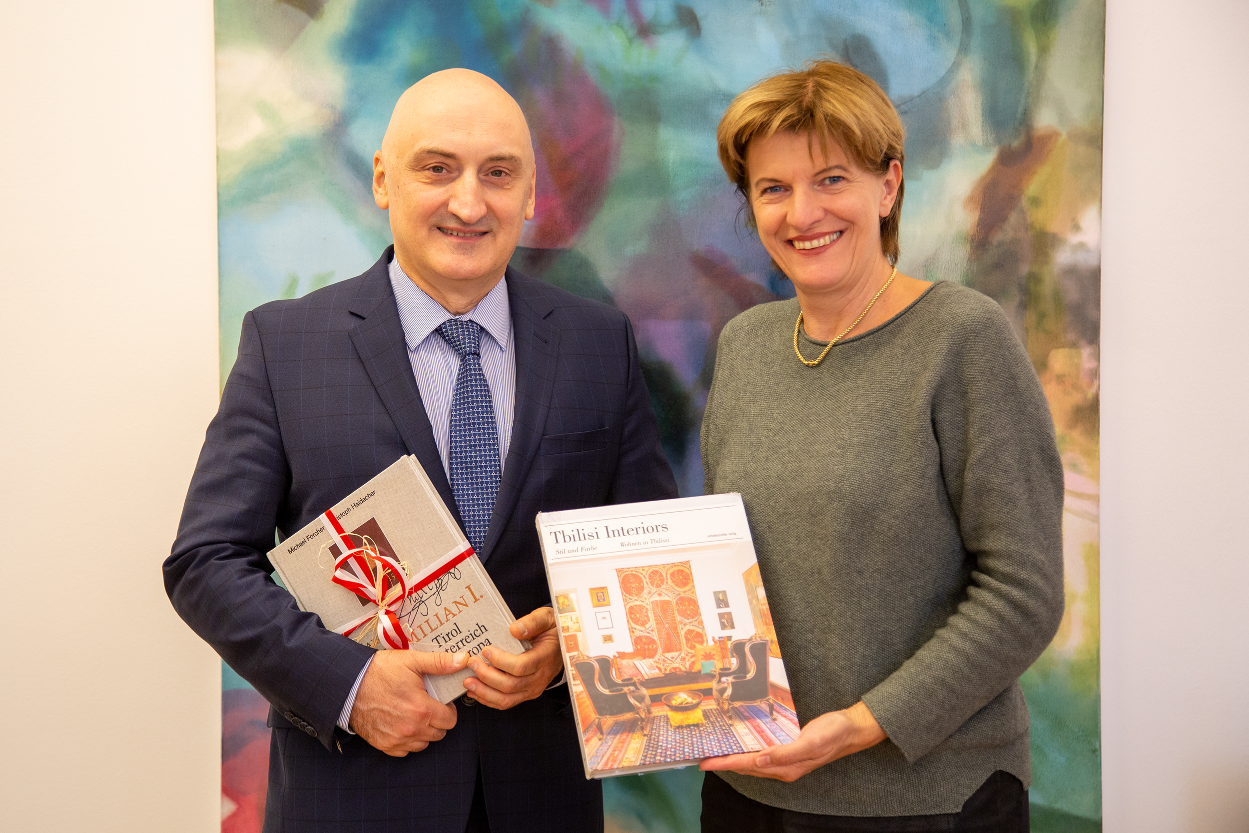 Die Einladung an den neuen georgischen Botschafter, David Dondua, kam für Vizebürgermeisterin Christine Oppitz-Plörer angesichts der langjährigen intensiven Partnerschaft der beiden Städte Tbilisi und Innsbruck ganz besonders „von Herzen“. Die Bedeutung der kulturellen und wirtschaftlichen Beziehungen soll sich – so der Grundtenor des Treffens - in den kommenden Jahren noch weiter intensivieren, wobei auch einige ganz konkrete Ideen in den Bereichen Ausbildung und Tourismus ausgetauscht wurden. Vonseiten der Stadt freut man sich bereits entsprechend den informativen Besuch so bald wie möglich in Georgien zu erwidern.