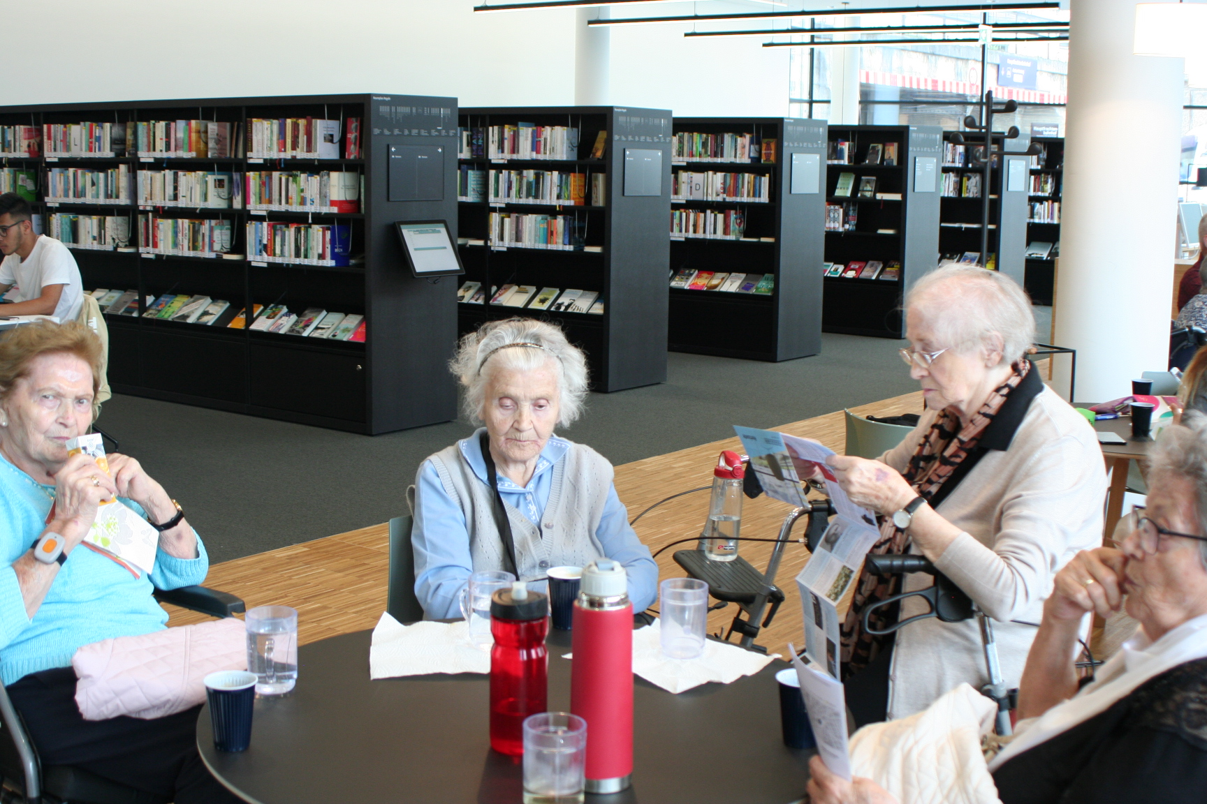 Anfang Juli gingen zehn BewohnerInnen des Wohnheim Tivoli begleitet von zwei ErgotherapeutenInnen und ehrenamtlichen MitarbeiternInnen zu Fuß auf Erkundungstour und besichtigten die neue Stadtbibliothek. Im Rahmen der Therapiegruppe „Lebensfreude“ wurde den SeniorenInnen der Wunsch nach einer Führung durch die Bücherregale erfüllt. Bei einer anschließenden Jause und Kaffee im hinteren Bereich der Bibliothek blieb noch genügend Zeit, sich über den schönen Ausflug auszutauschen. JS