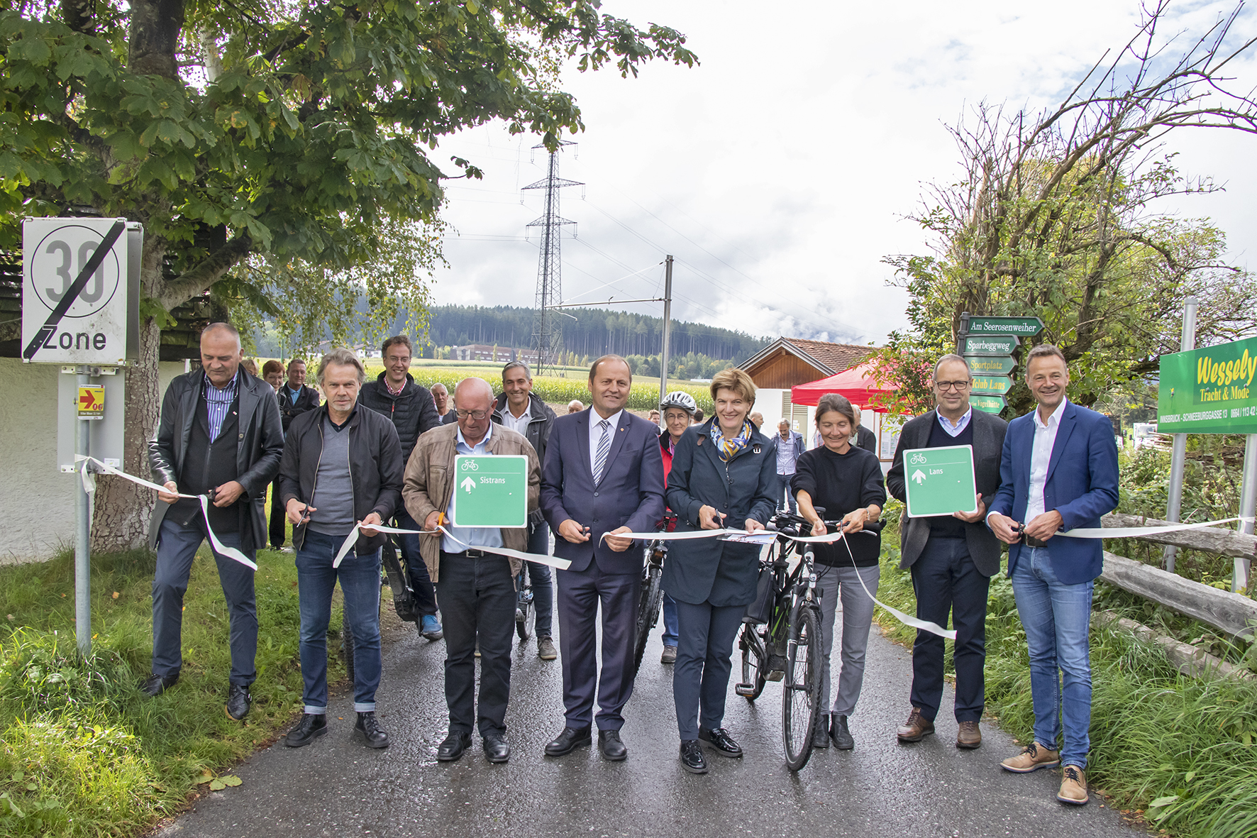 Der Rundradweg im Süden der Landeshauptstadt wurde offiziell eröffnet: Karl Gostner (Obmann Innsbruck Tourismus), Thomas Pupp (Leiter Arbeitsgruppe Rad), Josef Kofler (Bürgermeister Sistrans und Obmann Vitalregion), Landeshauptmann-Stellvertreter Josef Geisler, Vizebürgermeisterin Christine Oppitz-Plörer (Obmann-Stellvertreterin Vitalregion), Mobilitätsstadträtin Uschi Schwarzl,  Benedikt Erhart (Bürgermeister Lans) und Christian Molzer (Vorstand Abt. Verkehr und Straße; v. l.).