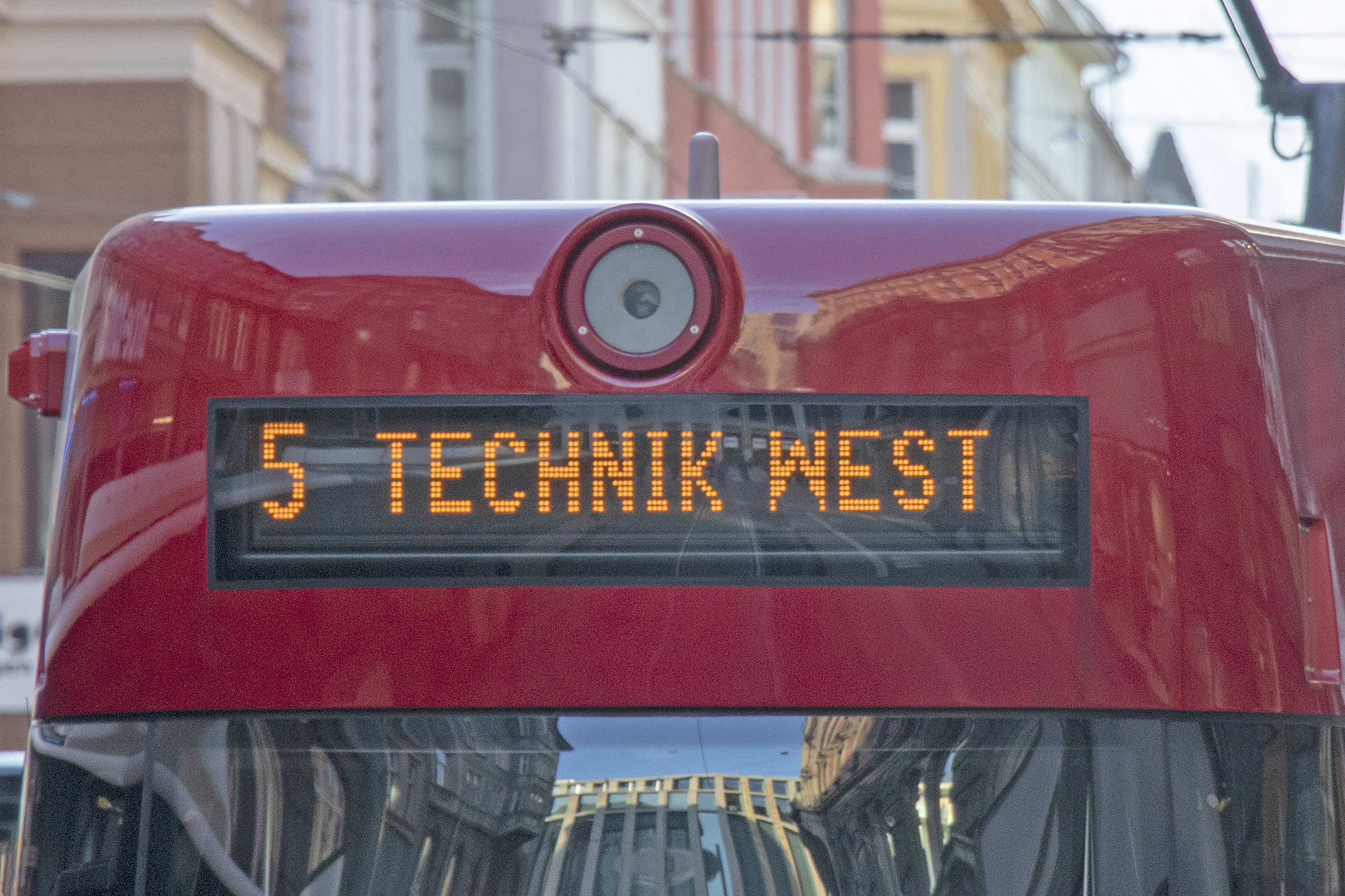 Im Oktober erfolgt der Umbau der Parkstreifen im westlichen Teil der Technikerstraße. Das Längsparken soll den reibungslosen Betrieb der Straßenbahn in diesem Bereich sicherstellen.