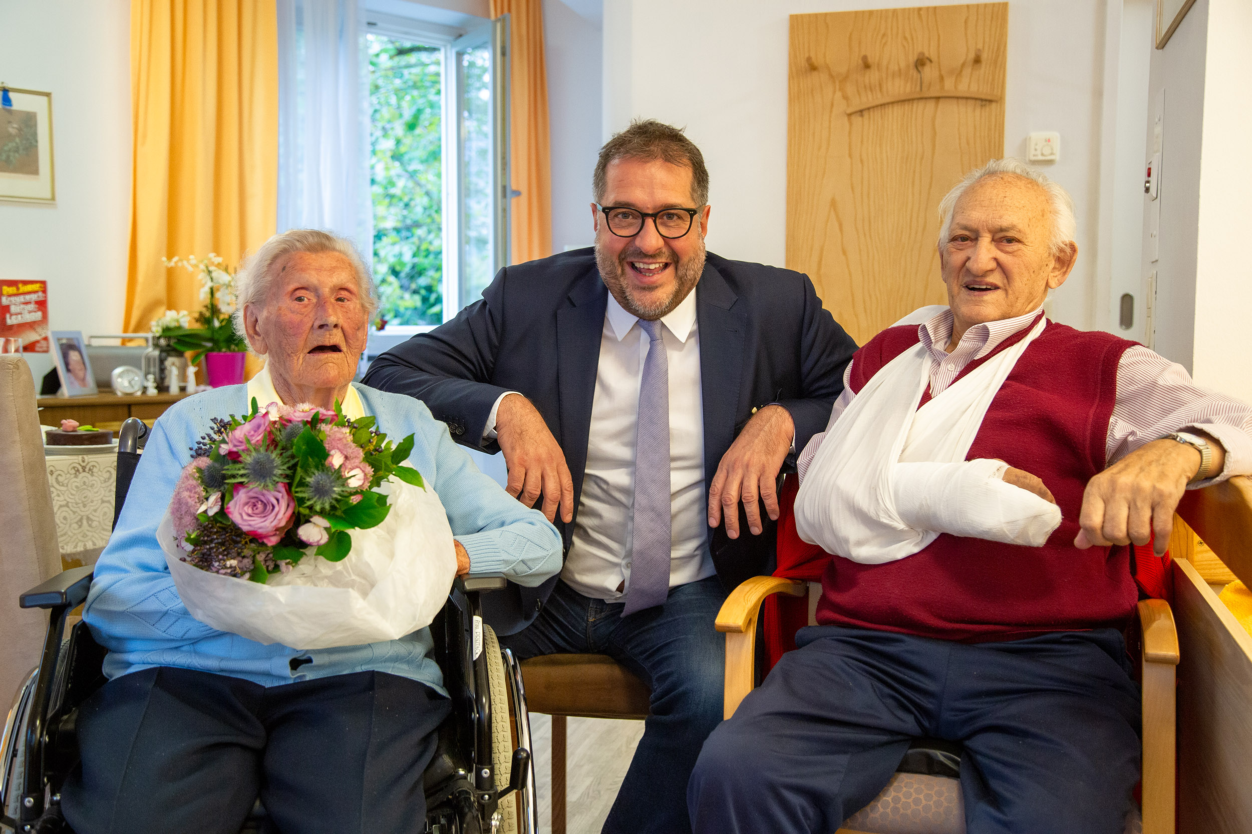 Der schöne Blumenstrauß gefiel Aloisia Przetacki sehr. Marian Przetacki freute sich über die gute Flasche Rotwein, die Vizebürgermeister Franz X. Gruber anlässlich des 70. Hochzeitsjubiläums übergab.