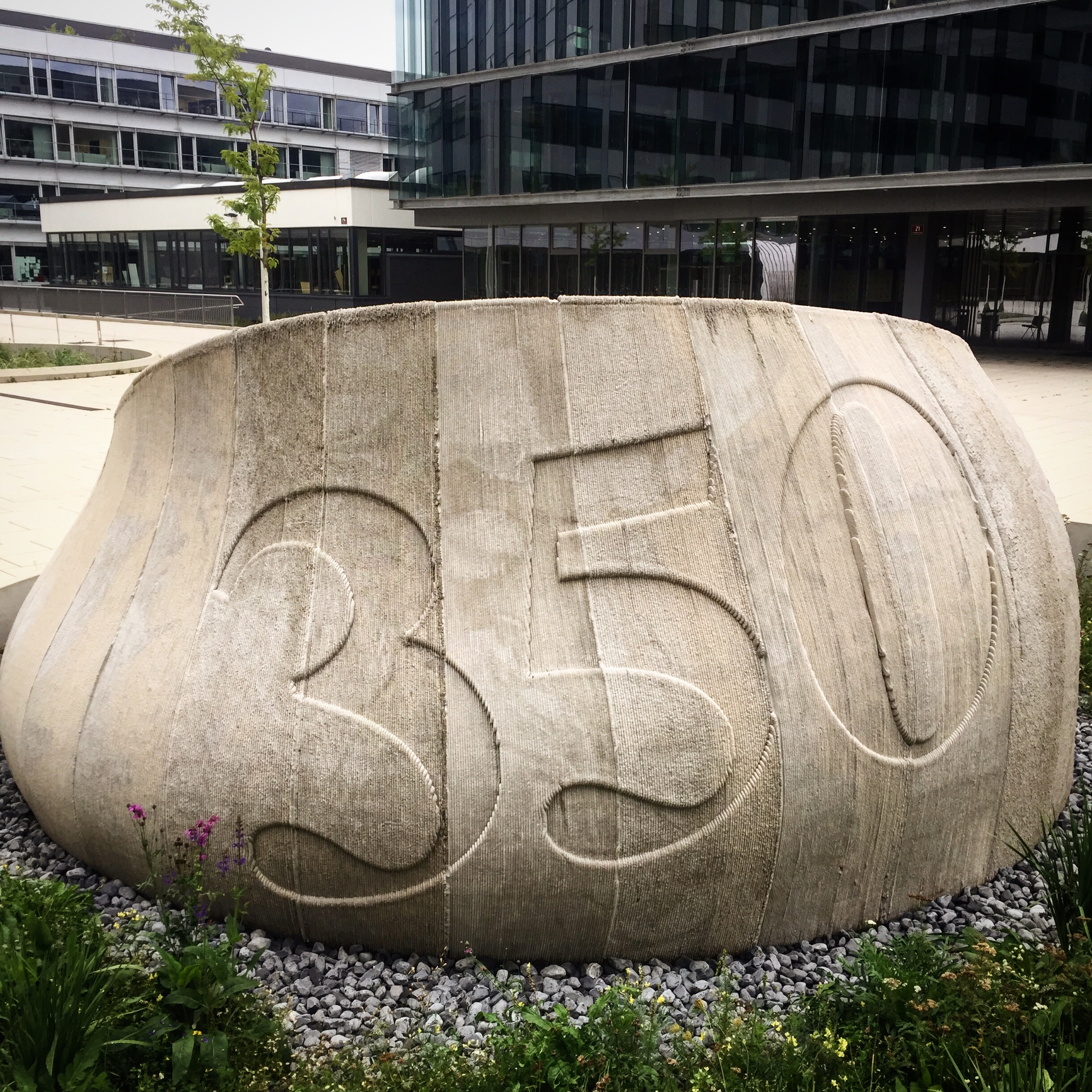 Das 3D-gedruckte Sitzmöbel am Campus Technik weist auf das 350-Jahr-Jubiläum hin.