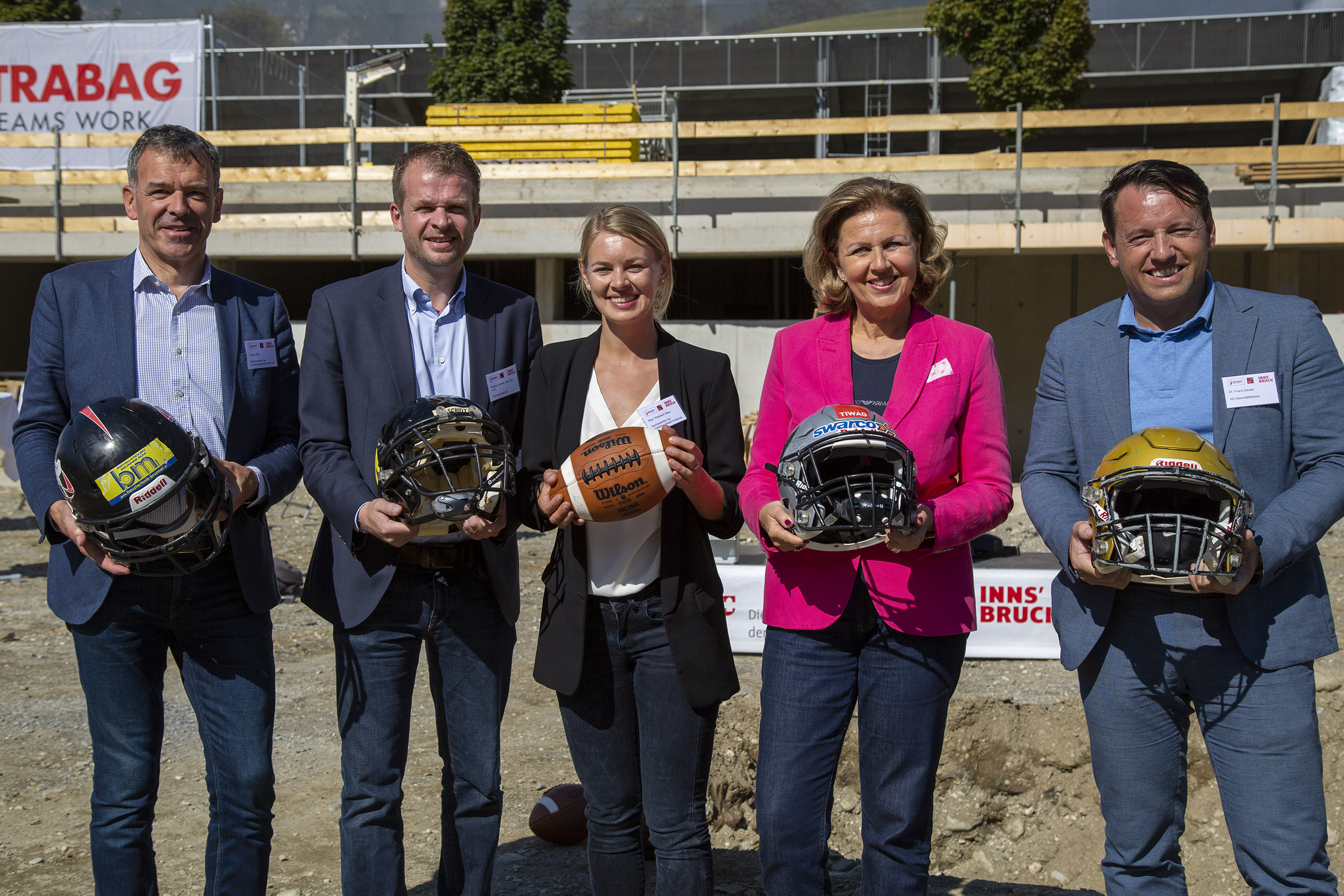 Bei der Spatenstichfeier zum American Football Zentrum (v.l.): Bürgermeister Georg Willi, Phillip Trattner (Sportministerium), Sportstadträtin Elisabeth Mayr, Landesrätin Patrizia Zoller-Frischauf und IIG-GF Franz Danler.