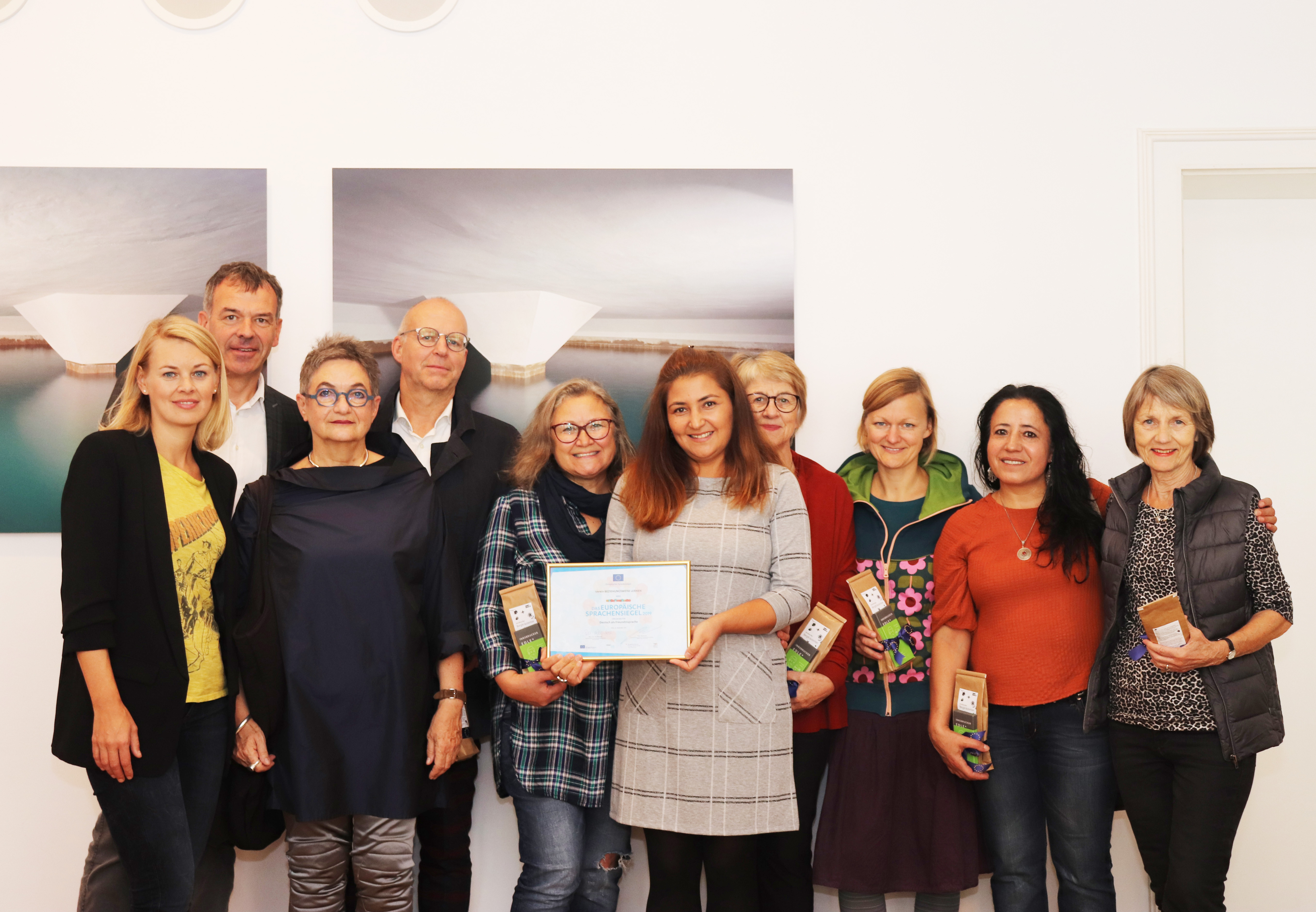 Der Verein "Beziehungsweise Lernen" wurde mit seinem transkulturellen Sprachtrainingsprogramm "Deutsch als FreundInsprache" mit dem Europäischen Sprachensiegel 2019 ausgezeichnet. Der Preis wurde anlässlich des Tags der Sprache am 26. September in Wien verliehen. Stadträtin Elisabeth Mayr (l.) und Bürgermeister Georg Willi (2.v.l.) gratulierten Projektleiterin Ayse Maluhan (5.v.r.), ihrem Team und den TeilnehmerInnen herzlich zur Auszeichnung.