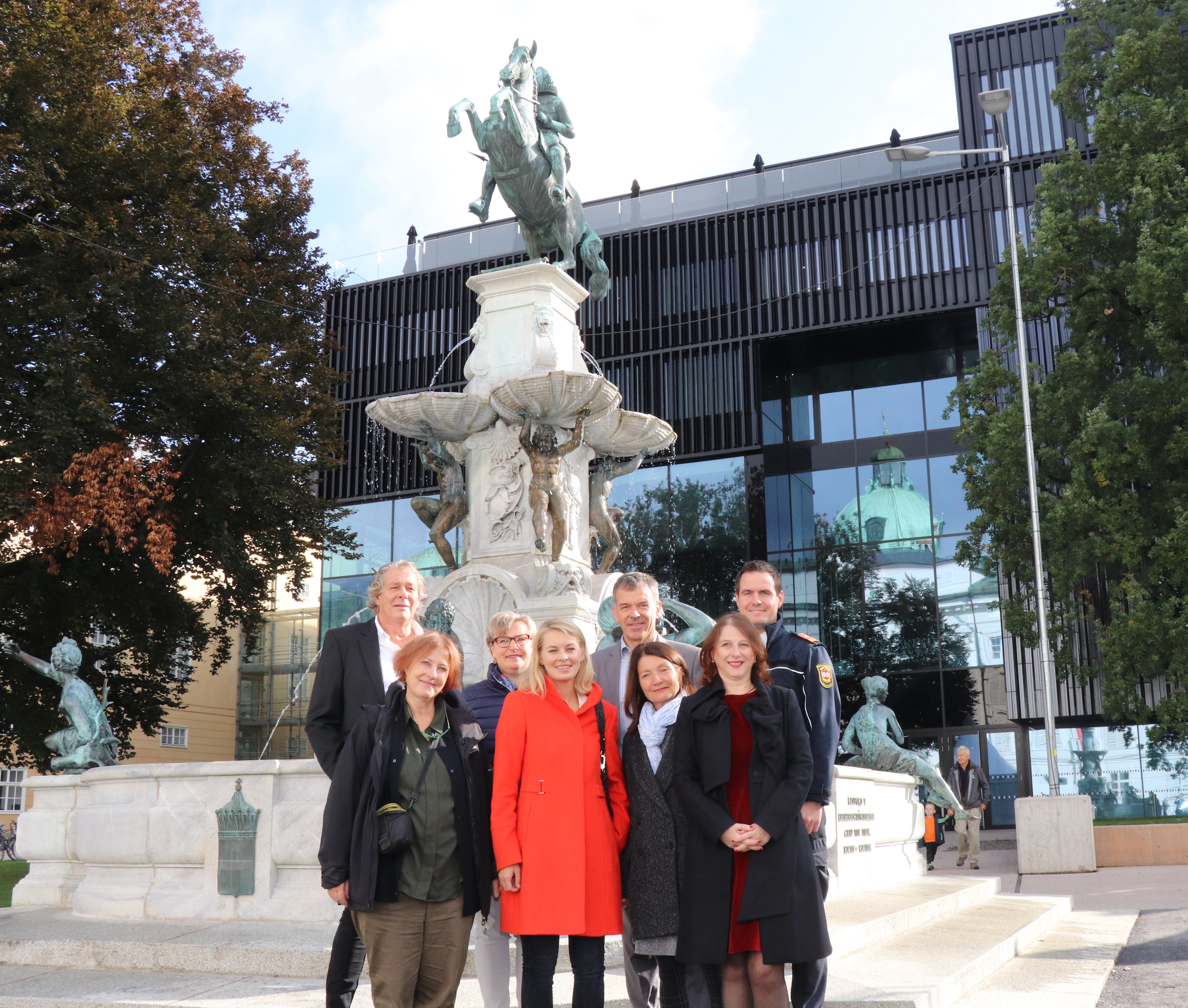 Er ist zurück im Kulturquartier vor dem Haus der Musik Innsbruck (v.l.): Die RestauratorInnen Johannes Schlögl und Elisabeth Krebs, Birgit Neu (Magistratsabteilung V), Stadträtin Elisabeth Mayr, Bürgermeister Georg Willi, Kulturstadträtin Uschi Schwarzl, Direktorin Veronika Sandbichler (Schloss Ambras) und Helmut Hager (Berufsfeuerwehr) hießen das frühbarocke Reiterstandbild Leopolds auf dem gleichnamigen Brunnen willkommen.
