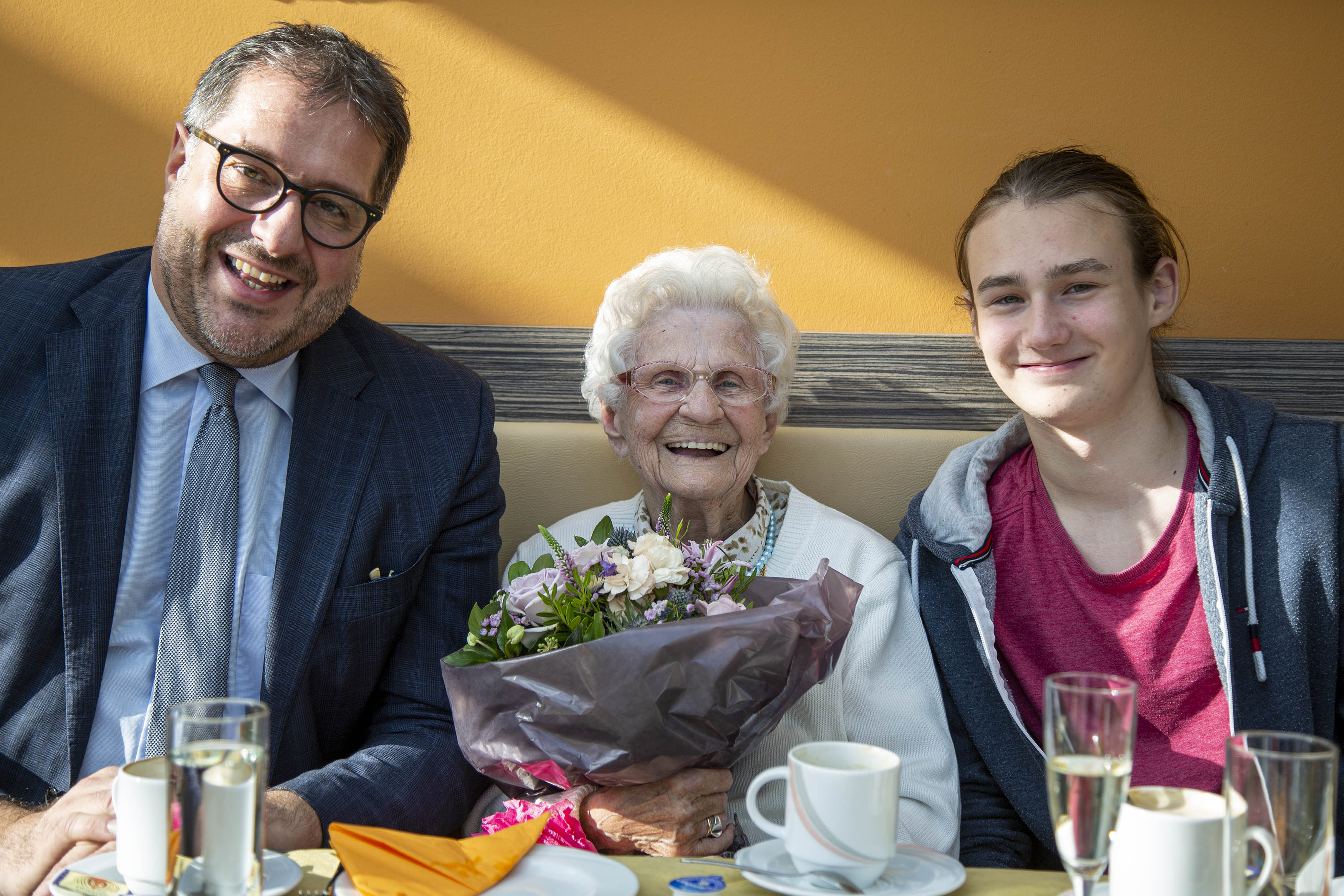 Die Jubilarin, Dorothea Spitznagel, und Urenkel Ferdinand freuten sich sehr über die Geburtsgrüße der Stadt Innsbruck, überbracht von Vizebürgermeister Franz X. Gruber.