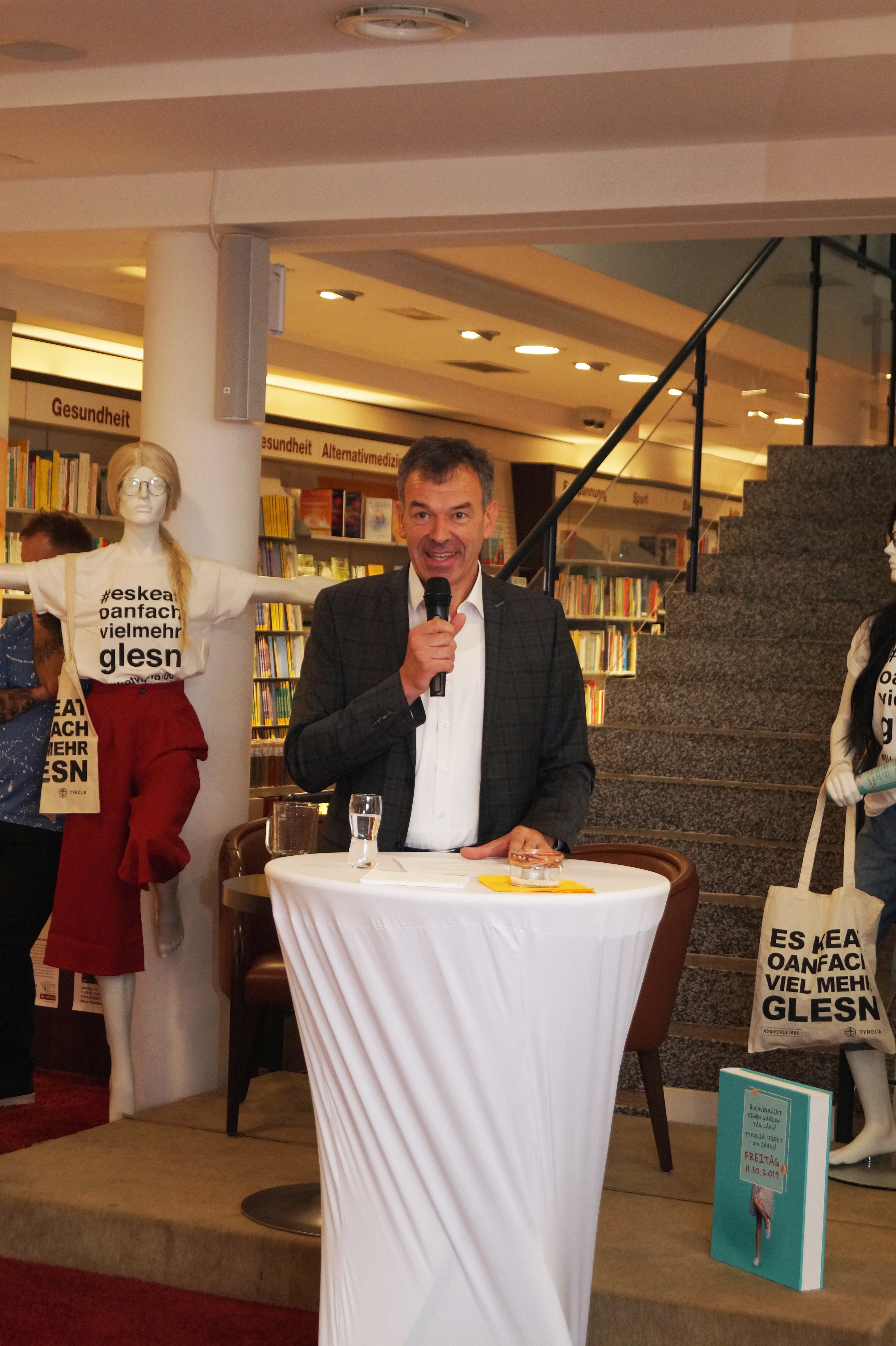 "Buchverrückt - einen ganzen Tag lang": Die Buchhandlung Tyrolia feierte am 11. Oktober ihr 100-jähriges Bestandsjubiläum. Bürgermeister Georg Willi gratulierte der Buchhandlung und ihren Mitarbeiterinnen zum Geburtstag: "Ein Haus mit Büchern ist ein Haus voller Fenster und Türen. Jede eröffnet den Blick in eine andere Welt." Als Texte, die den LeserInnen einen Spiegel vorhalten, las Bürgermeister Willi Auszüge aus Werken von Sepp Schluiferer, Haimo Wisser und Josef Leitgeb.