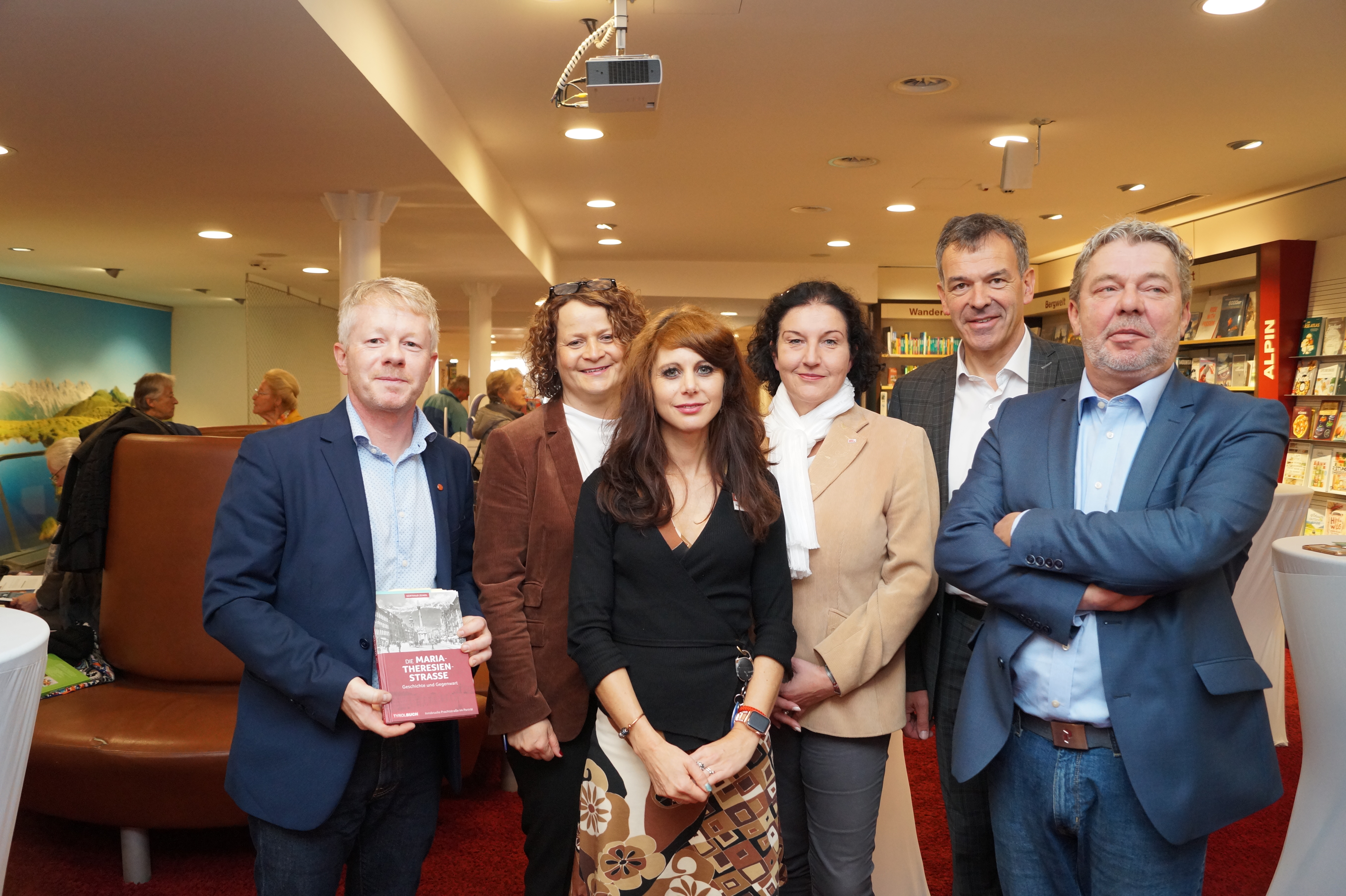 "Buchverrückt - einen ganzen Tag lang": Die Buchhandlung Tyrolia feierte am 11. Oktober ihr 100-jähriges Bestandsjubiläum. Bürgermeister Georg Willi gratulierte der Buchhandlung und ihren Mitarbeiterinnen zum Geburtstag: "Ein Haus mit Büchern ist ein Haus voller Fenster und Türen. Jede eröffnet den Blick in eine andere Welt." Als Texte, die den LeserInnen einen Spiegel vorhalten, las Bürgermeister Willi Auszüge aus Werken von Sepp Schluiferer, Haimo Wisser und Josef Leitgeb.