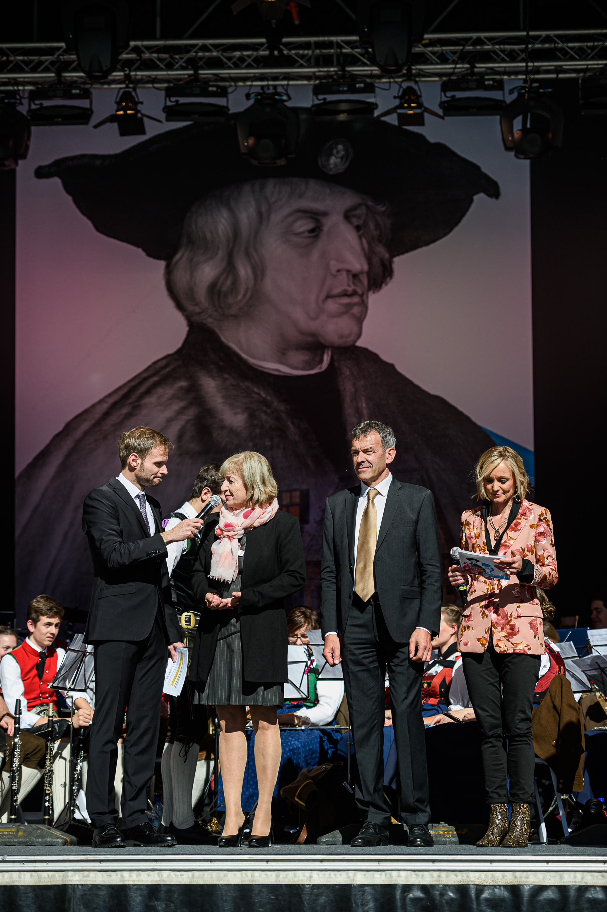 Rund 35.000 BesucherInnen feierten am 12. Oktober den Abschluss des Maximilianjahres 2019. „Maximilian verdanken wir es, dass Innsbruck ein bedeutender Ort in Europa geworden ist. Im ablaufenden Maximilianjahr hat es für die Bevölkerung zahlreiche Gelegenheiten gegeben, sich mit der historischen Figur auseinanderzusetzen“, resümierte Bürgermeister Georg Willi. Ein umfassendes Kultur- und Bildungsprogramm mit über 250 Veranstaltungen für die ganze Familie stellte heuer den Habsburgerkaiser weit über die Grenzen Tirols hinaus in den Mittelpunkt.