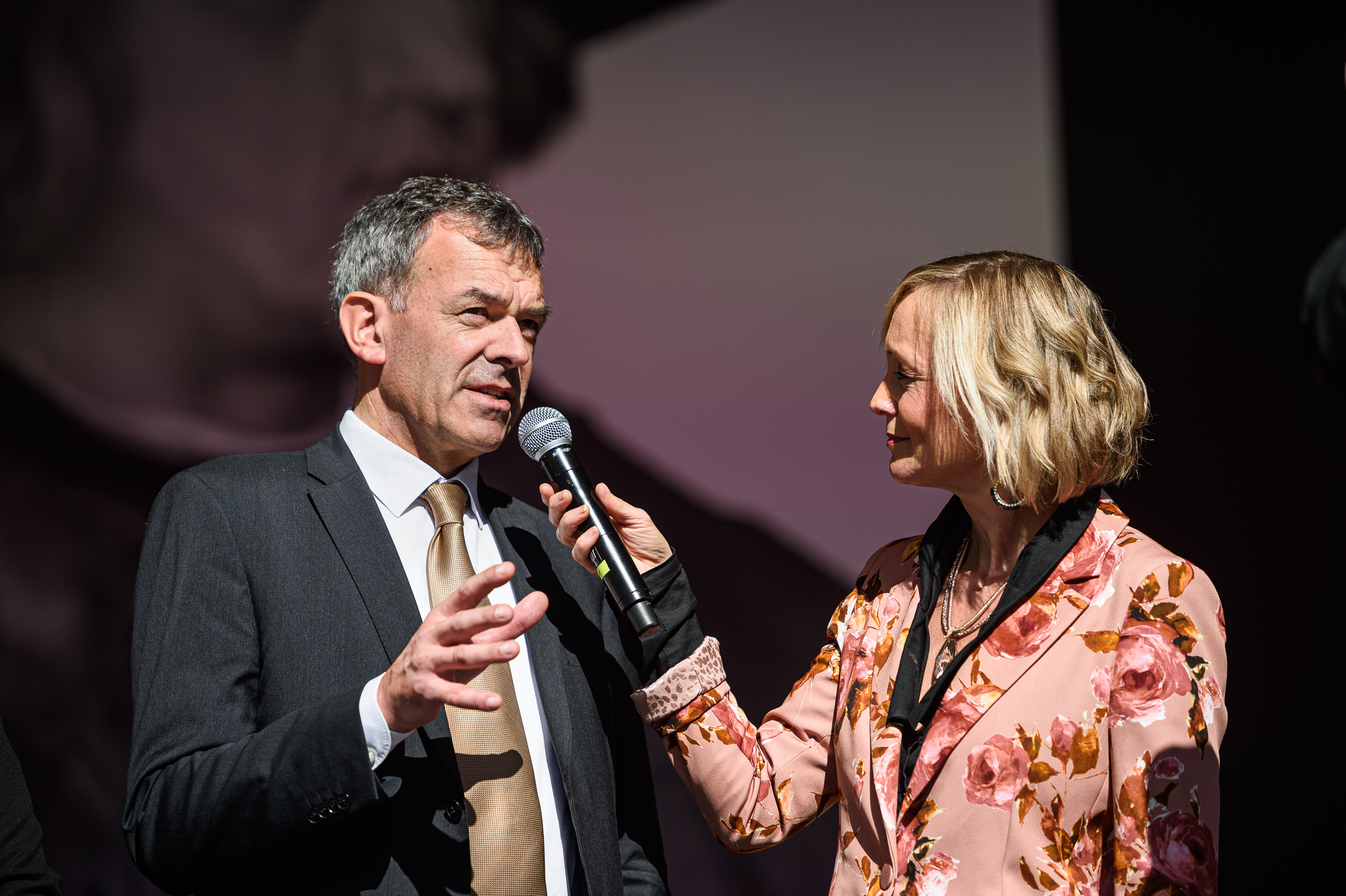 Rund 35.000 BesucherInnen feierten am 12. Oktober den Abschluss des Maximilianjahres 2019. „Maximilian verdanken wir es, dass Innsbruck ein bedeutender Ort in Europa geworden ist. Im ablaufenden Maximilianjahr hat es für die Bevölkerung zahlreiche Gelegenheiten gegeben, sich mit der historischen Figur auseinanderzusetzen“, resümierte Bürgermeister Georg Willi. Ein umfassendes Kultur- und Bildungsprogramm mit über 250 Veranstaltungen für die ganze Familie stellte heuer den Habsburgerkaiser weit über die Grenzen Tirols hinaus in den Mittelpunkt.