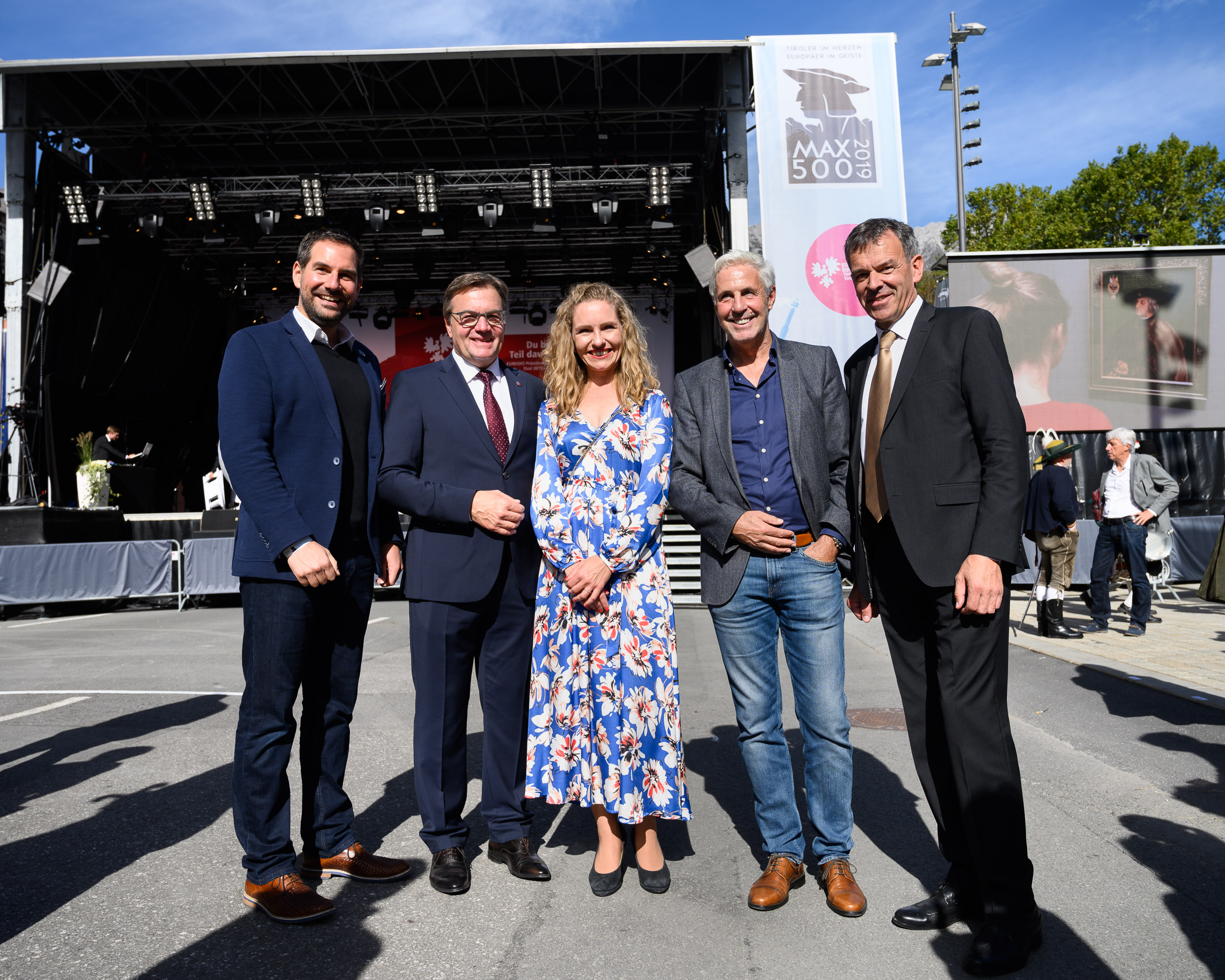 Rund 35.000 BesucherInnen feierten am 12. Oktober den Abschluss des Maximilianjahres 2019. „Maximilian verdanken wir es, dass Innsbruck ein bedeutender Ort in Europa geworden ist. Im ablaufenden Maximilianjahr hat es für die Bevölkerung zahlreiche Gelegenheiten gegeben, sich mit der historischen Figur auseinanderzusetzen“, resümierte Bürgermeister Georg Willi. Ein umfassendes Kultur- und Bildungsprogramm mit über 250 Veranstaltungen für die ganze Familie stellte heuer den Habsburgerkaiser weit über die Grenzen Tirols hinaus in den Mittelpunkt.