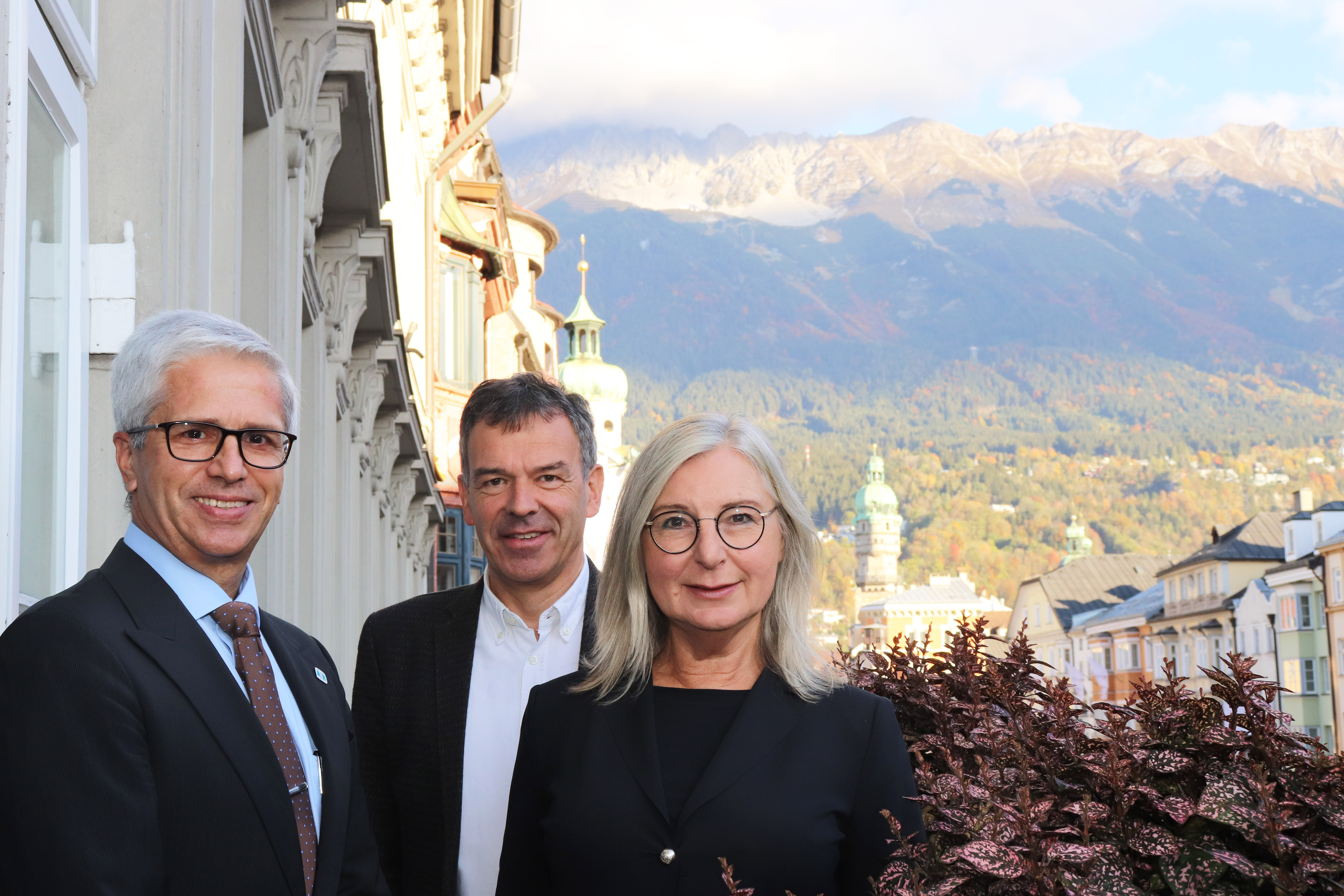 Die Vizepräsidentin von SOS-Kinderdorf International Gitta Trauernicht (r.) und CEO Norbert Meder (l.) statteten Bürgermeister Georg Willi (M.) einen Besuch im Innsbrucker Rathaus ab. Beim ersten Kennenlernen tauschten sie sich über Möglichkeiten der Zusammenarbeit und aktuelle Themen aus.